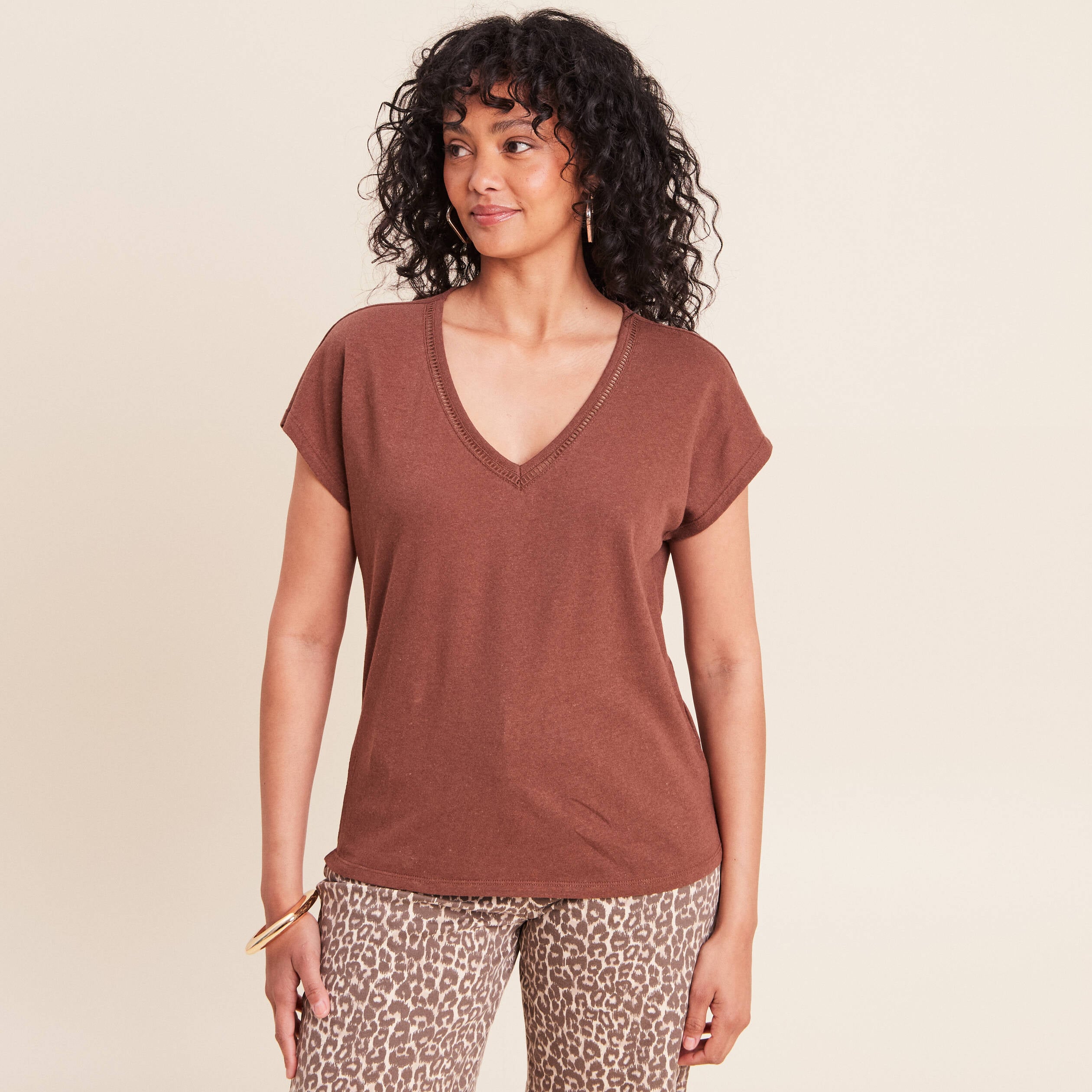 T-shirt col v manches courtes aspect lin marron fonc&eacute; femme