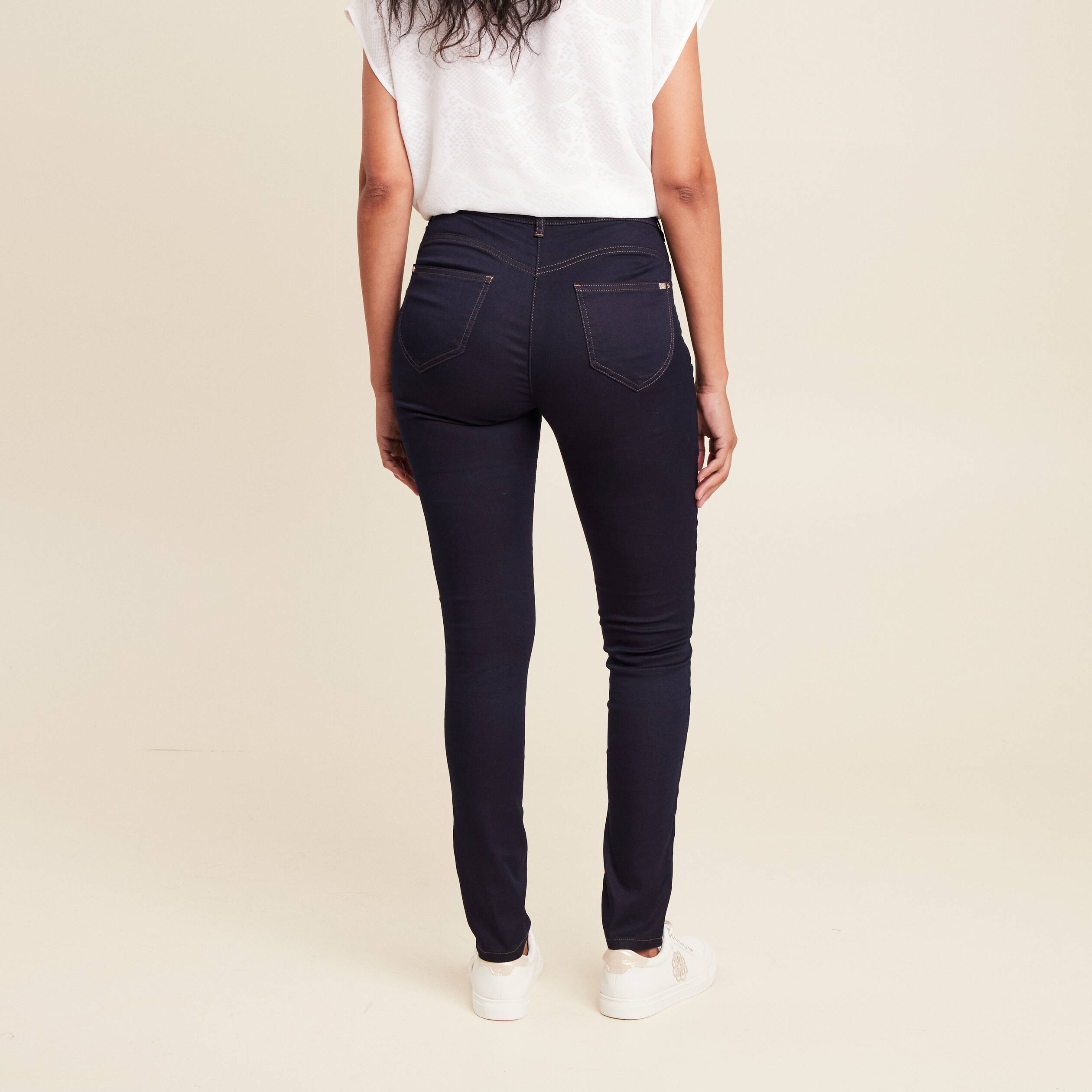 Jean magique Le L&eacute;ger coupe ajust&eacute;e long denim brut femme