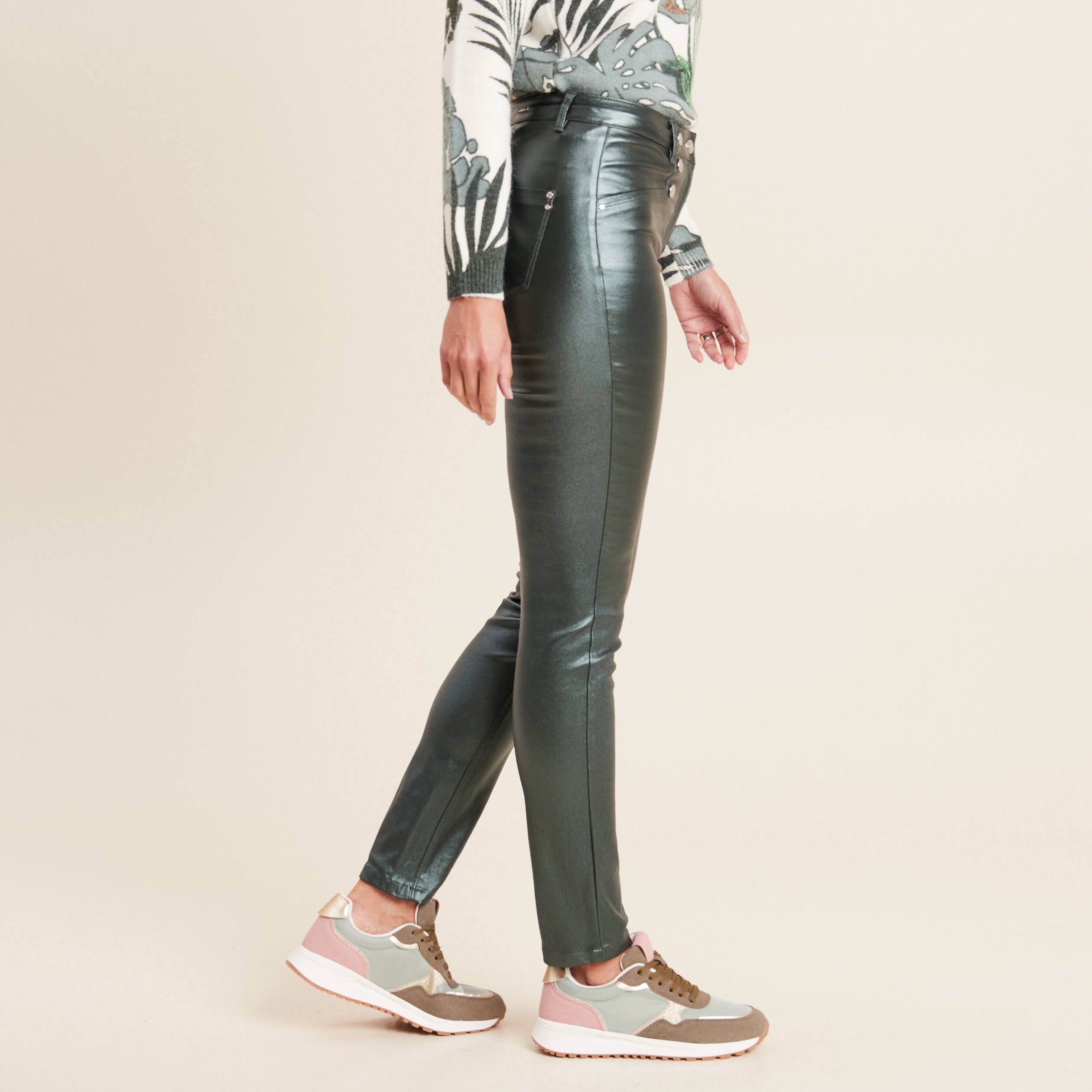 Pantalon ajust&eacute; enduit &agrave; pont vert fonc&eacute; femme