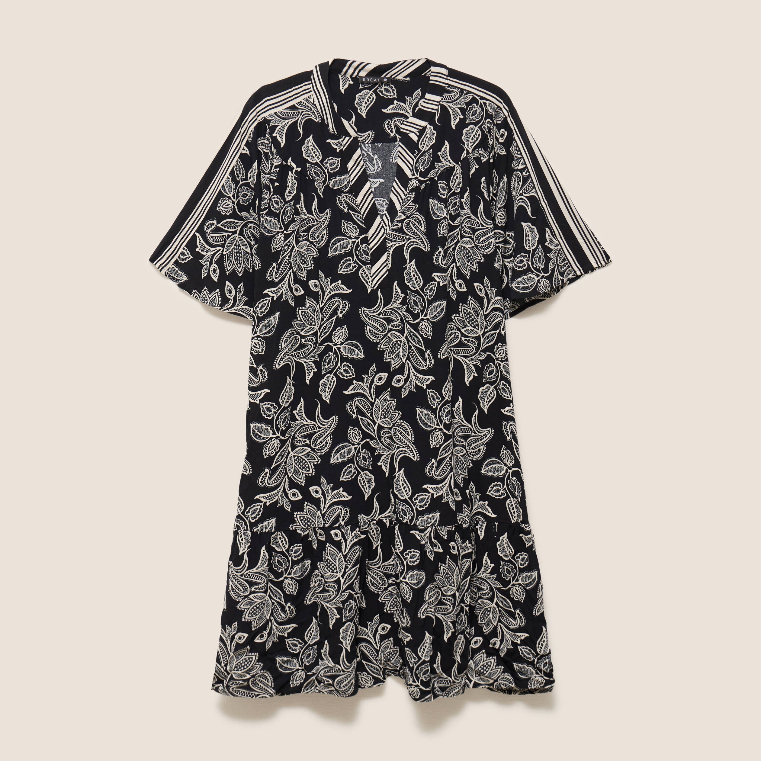 Robe courte &eacute;vas&eacute;e col tunisien noir femme