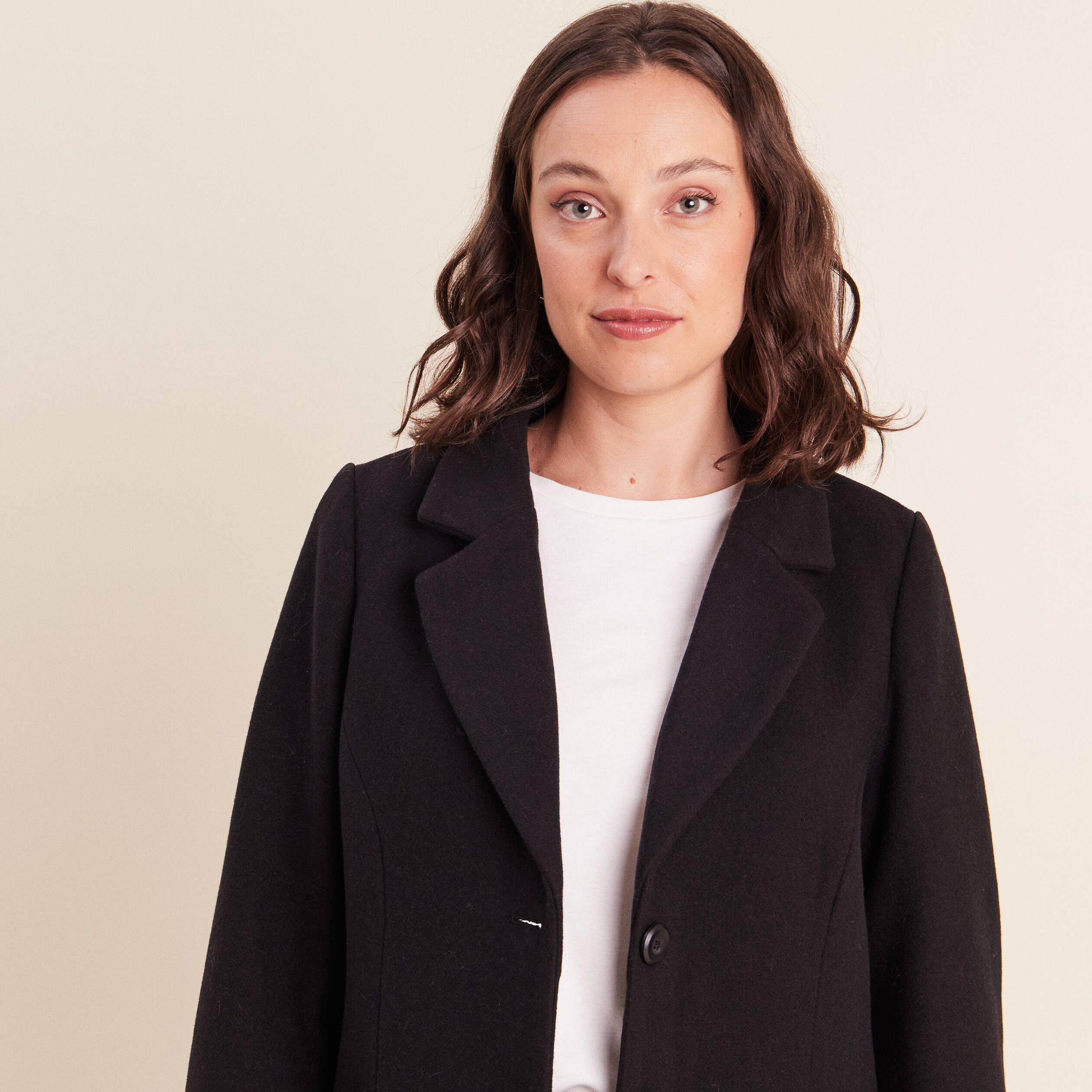 Manteau ajust&eacute; capuche amovible noir femme