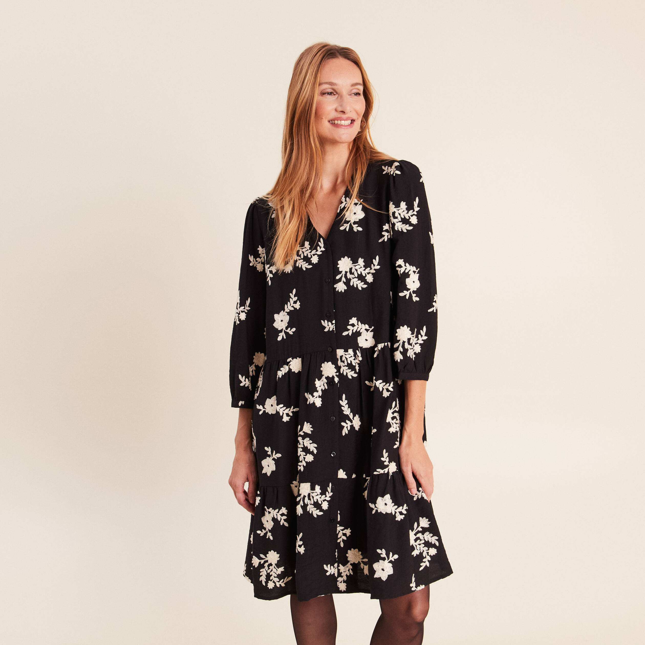 Robe courte &eacute;vas&eacute;e col v manches 3/4 noir femme