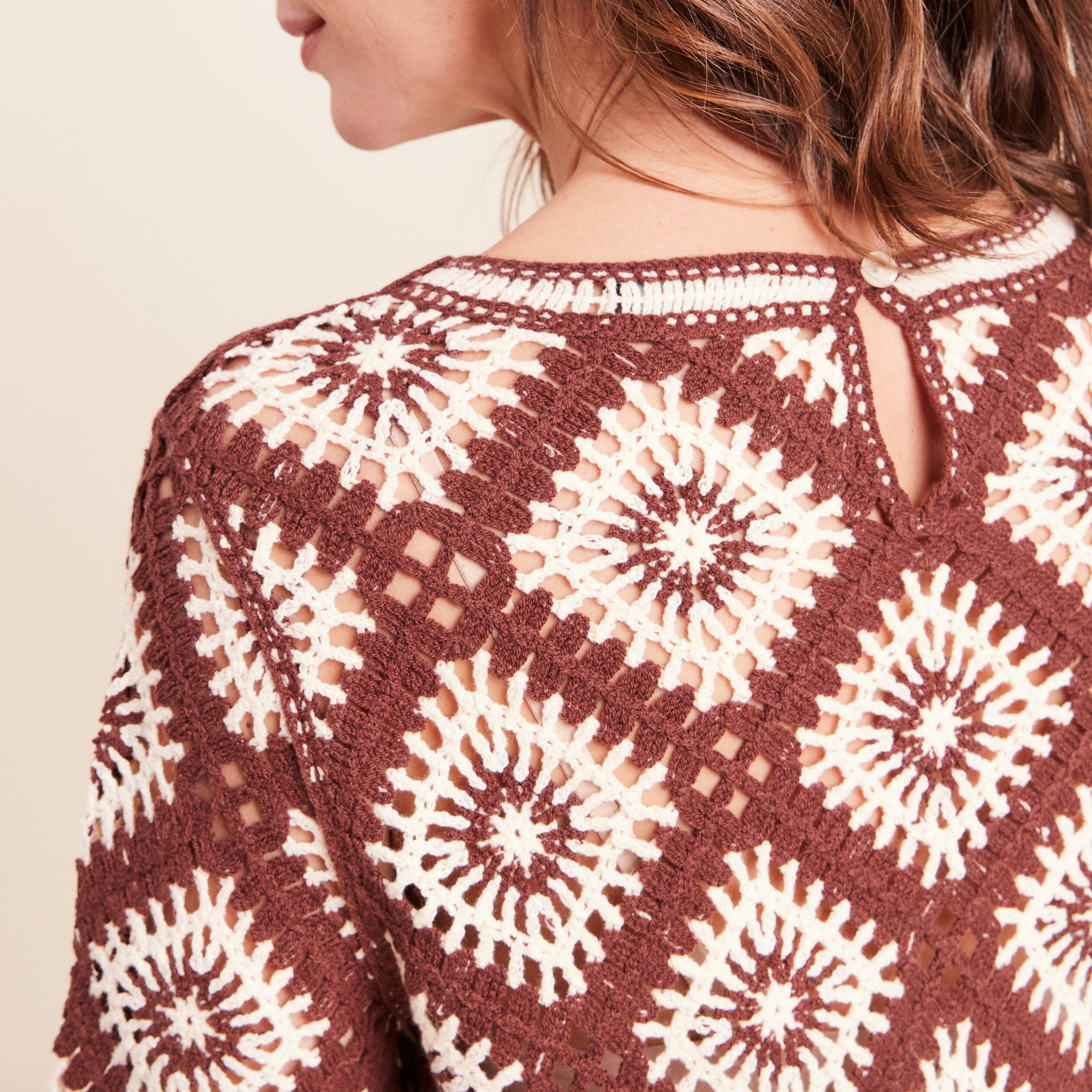Pull en crochet col rond manches courtes marron femme