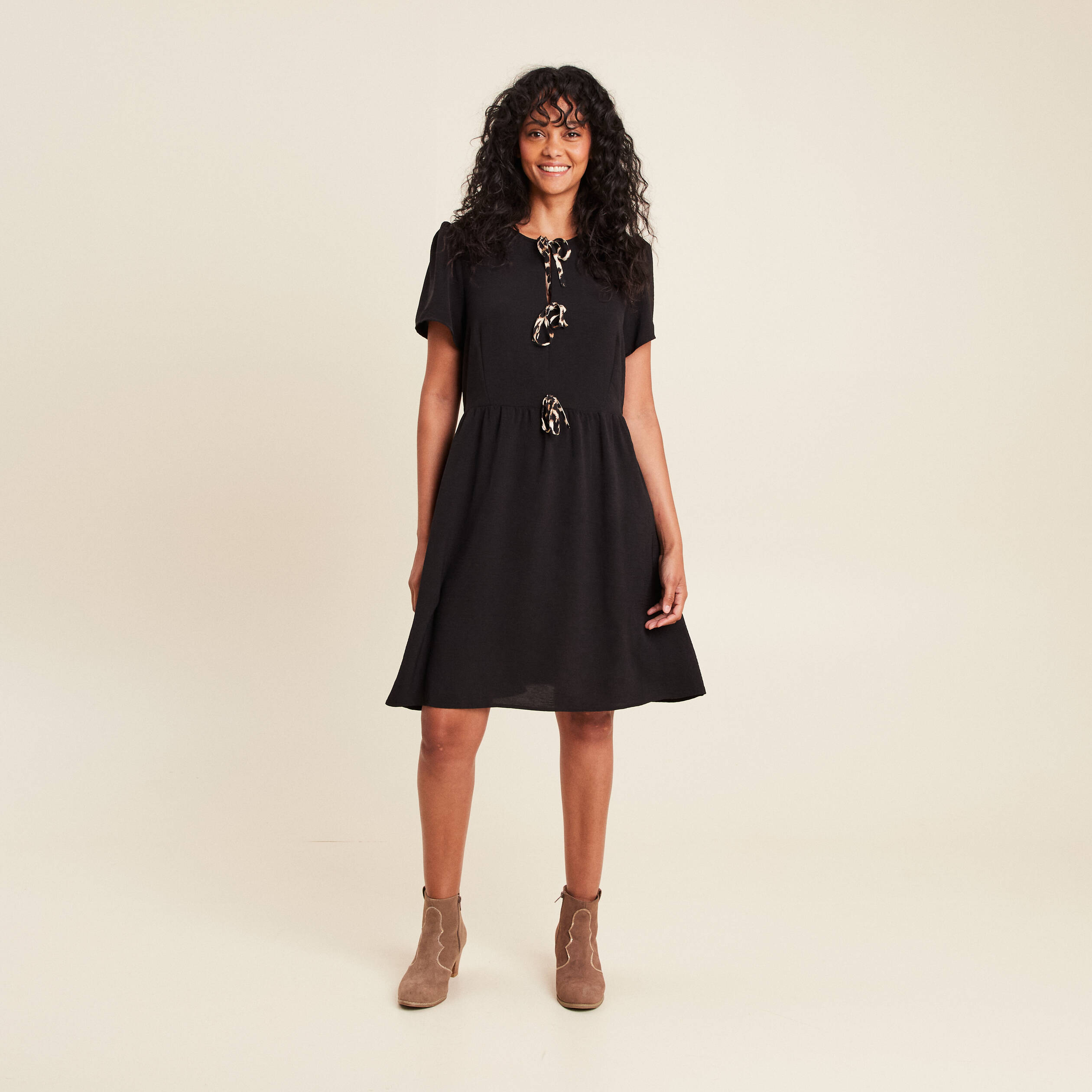 robe courte évasée col rond noir femme