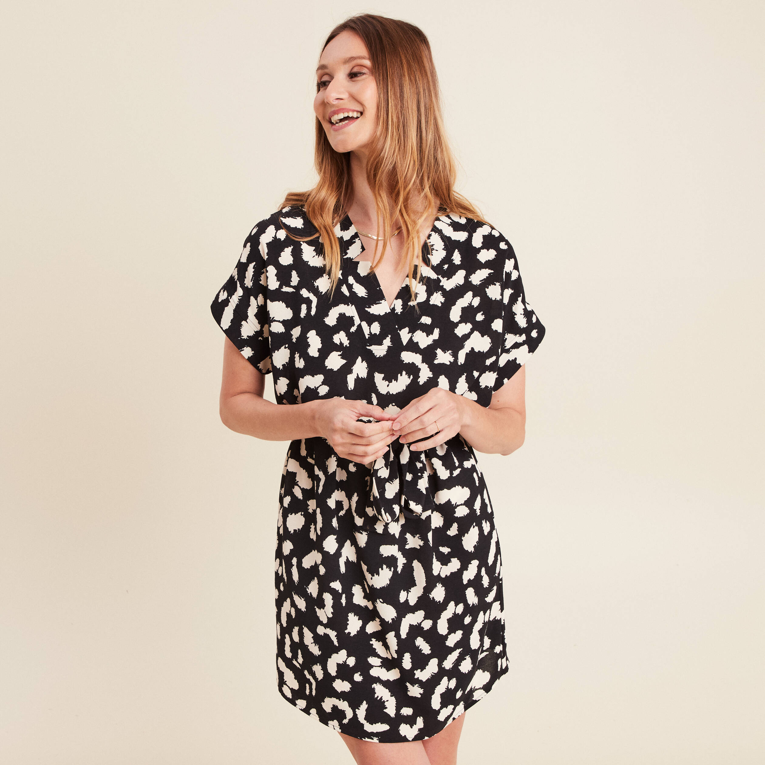 Robe droite courte col V manches courtes noir femme
