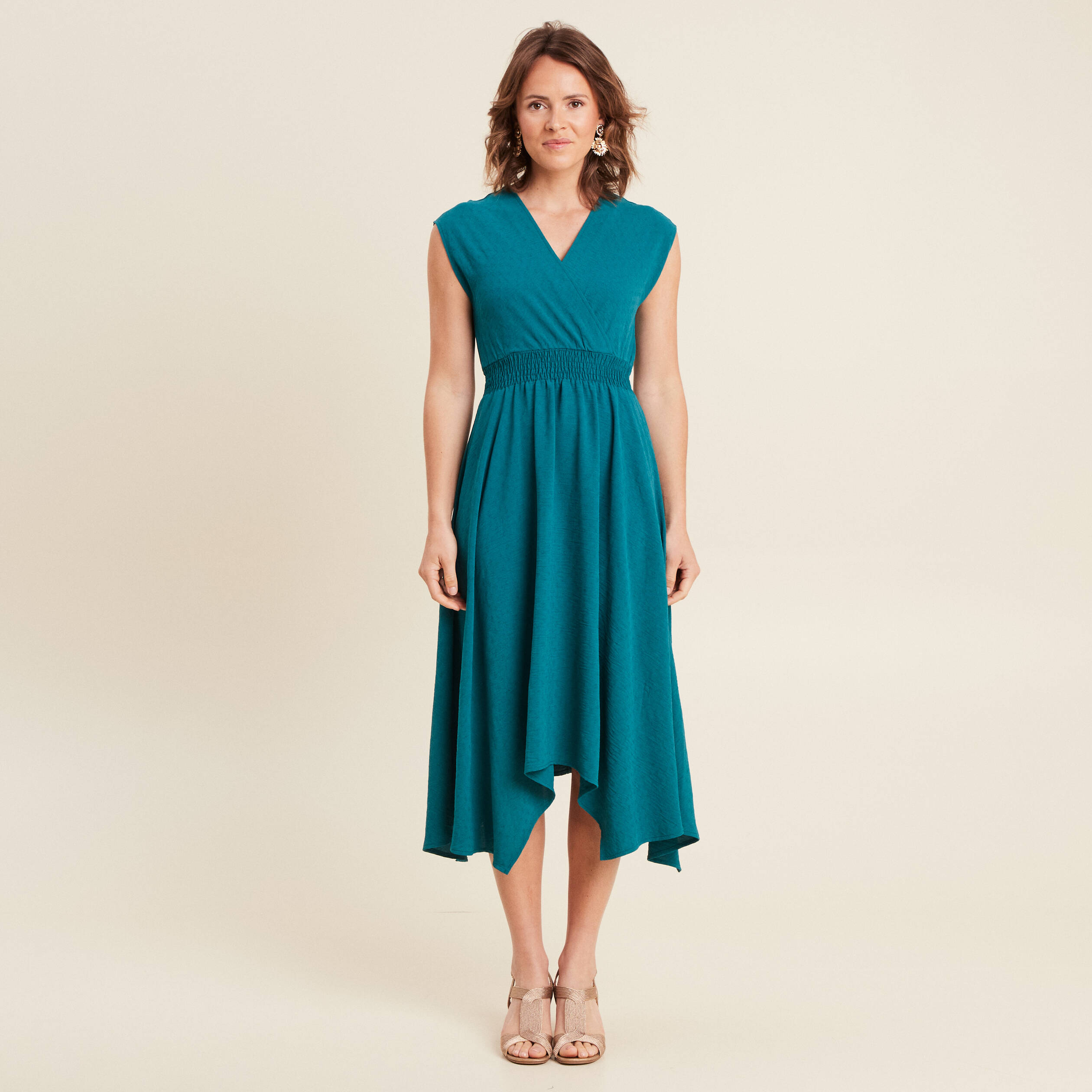 Robe &eacute;vas&eacute;e taille smock&eacute;e vert femme