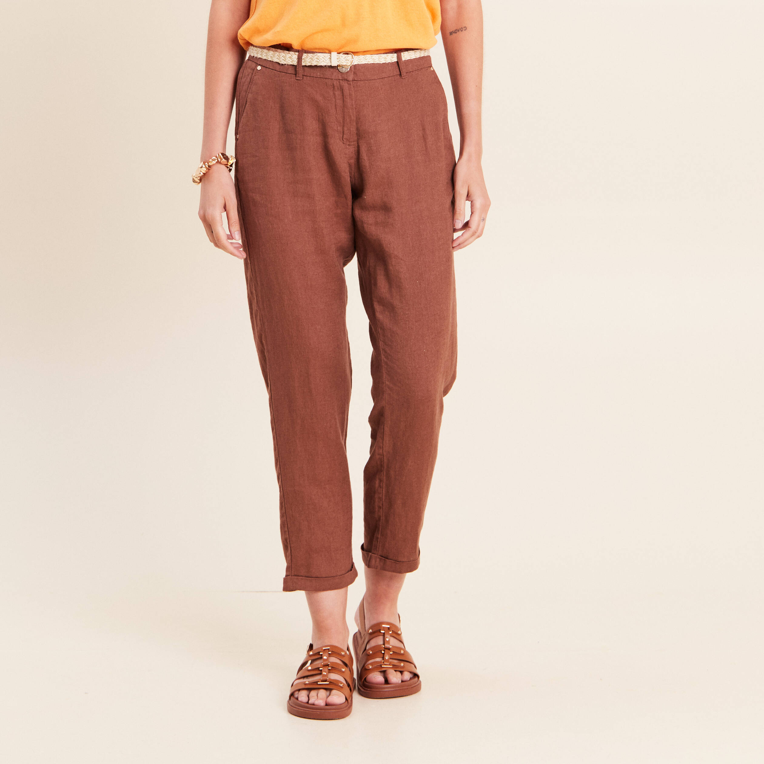 Pantalon coupe chino en lin ceintur&eacute; marron fonc&eacute; femme
