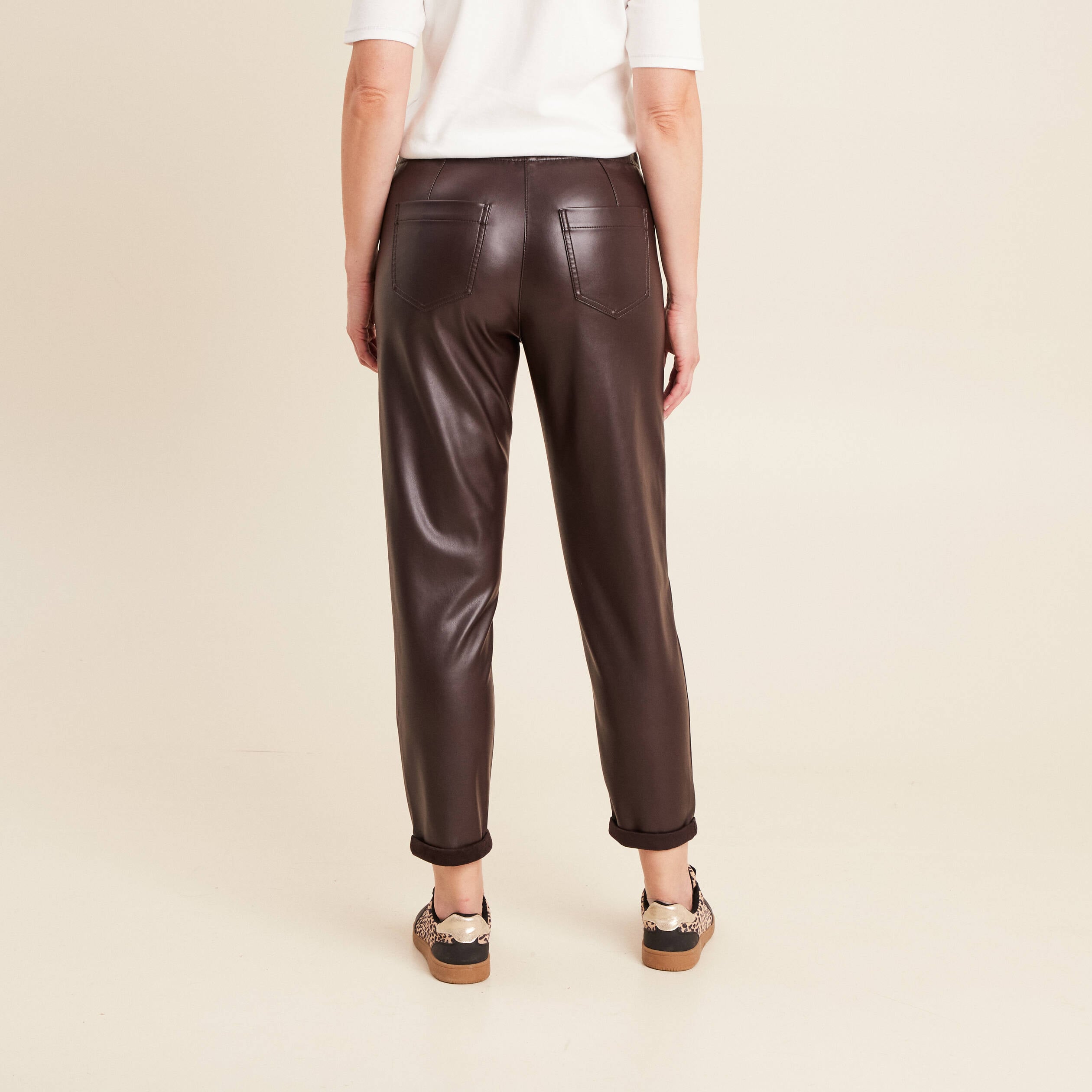 Pantalon coupe mom simili cuir marron fonc&eacute; femme