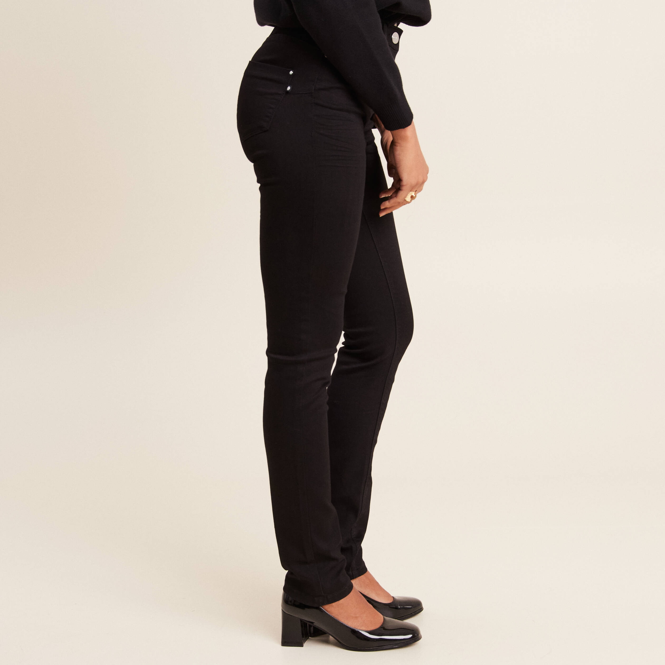 Jean ajusté taille standard long noir femme