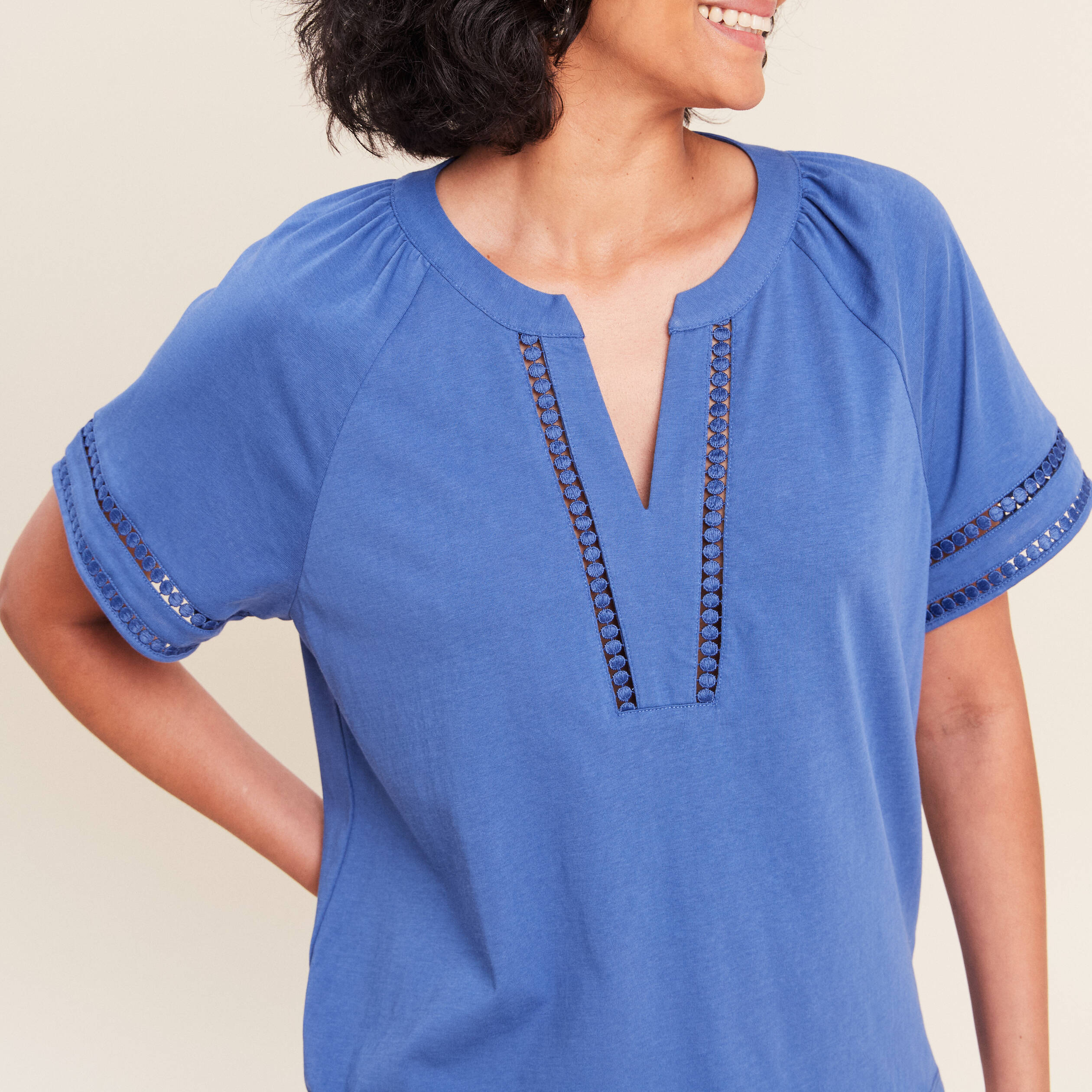 Blouse col v manches courtes bleu roi femme