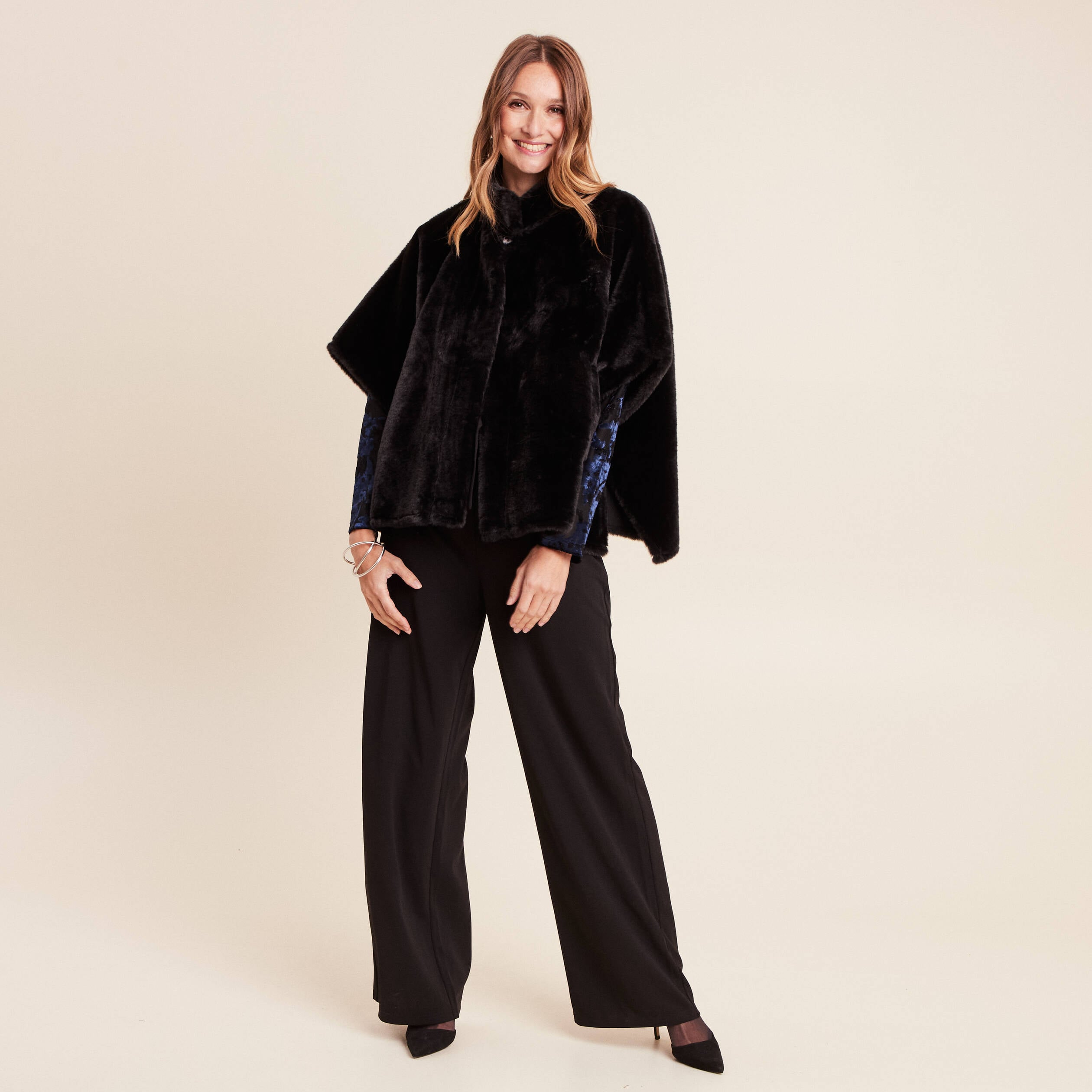 Poncho cape fausse fourrure noir femme