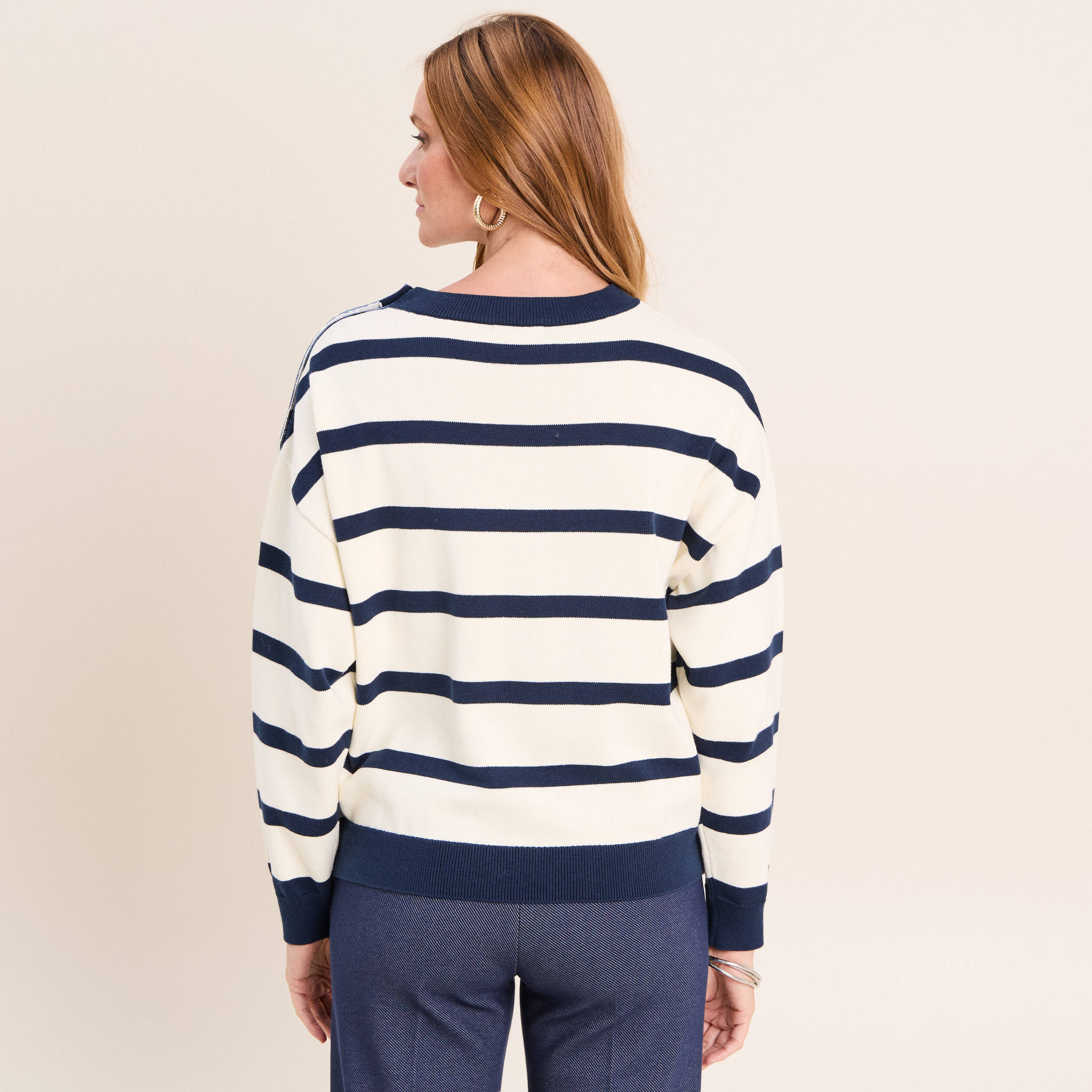 Pull avec d&eacute;tails de boutons bleu femme