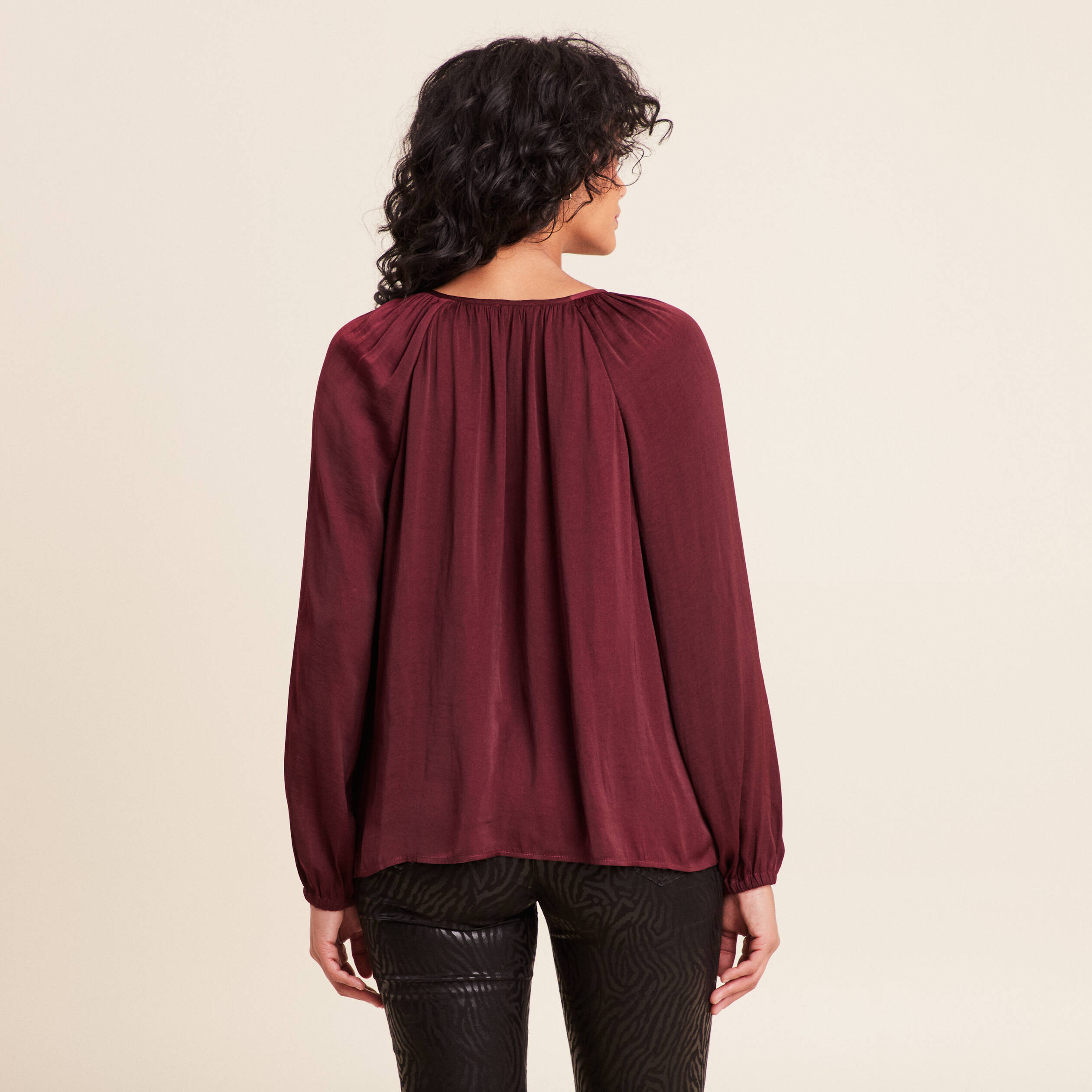 Blouse ample col rond satin&eacute;e bordeaux femme