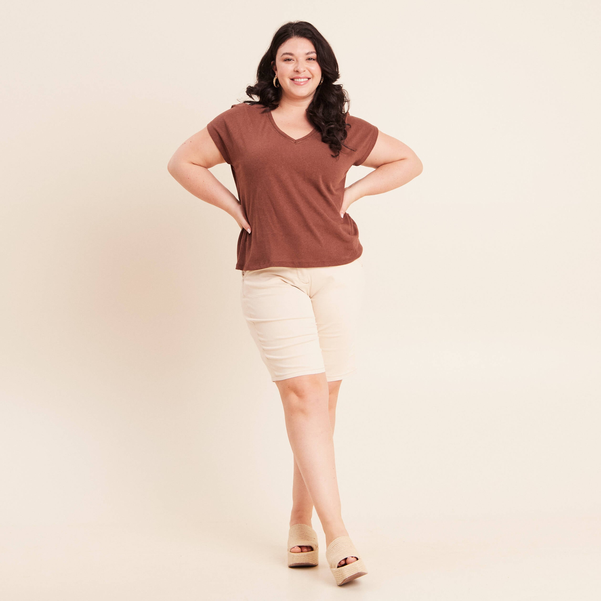 T-shirt col v manches courtes aspect lin marron fonc&eacute; femme