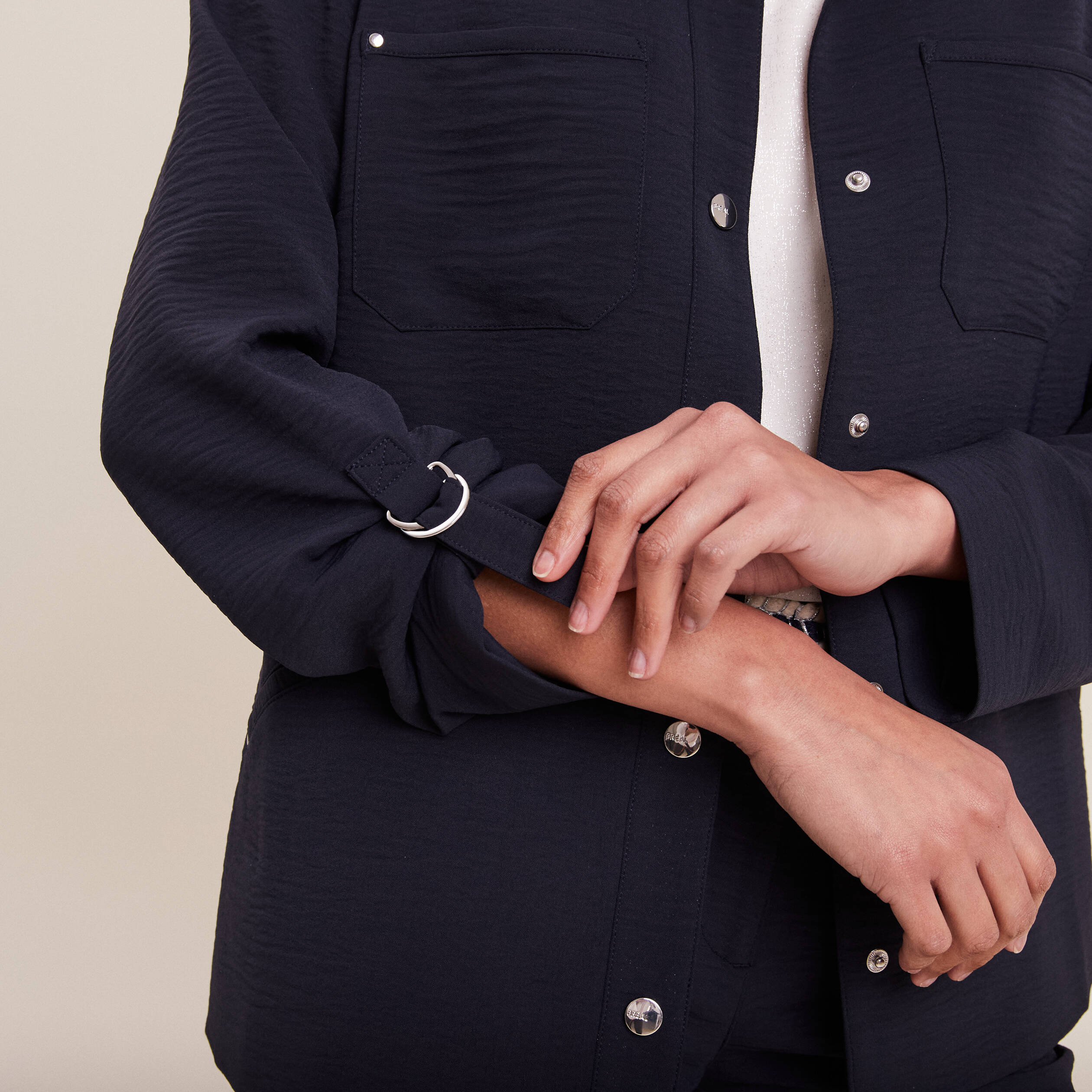 Veste cintr&eacute;e boutonn&eacute;e bleu fonc&eacute; femme