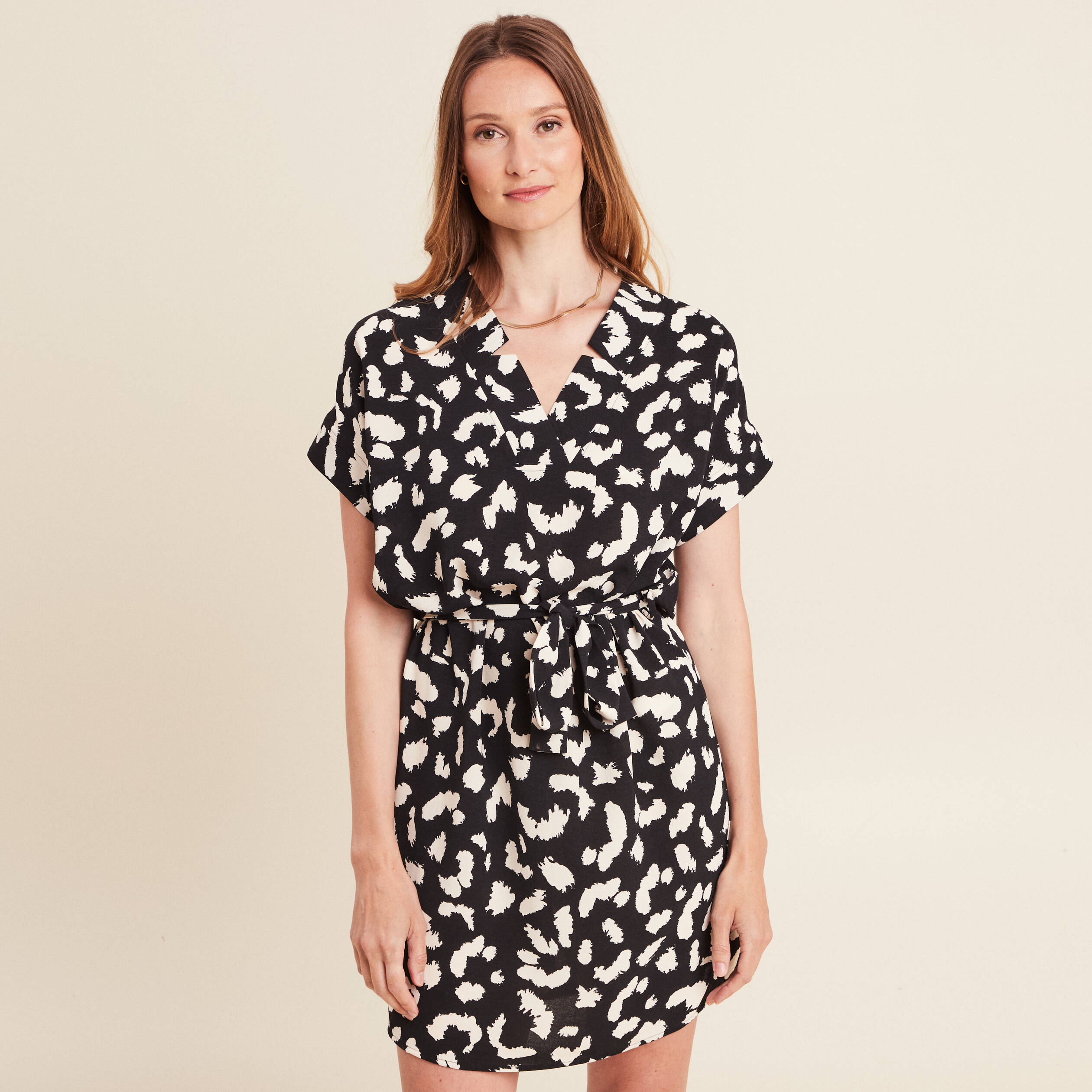 Robe droite courte col V manches courtes noir femme
