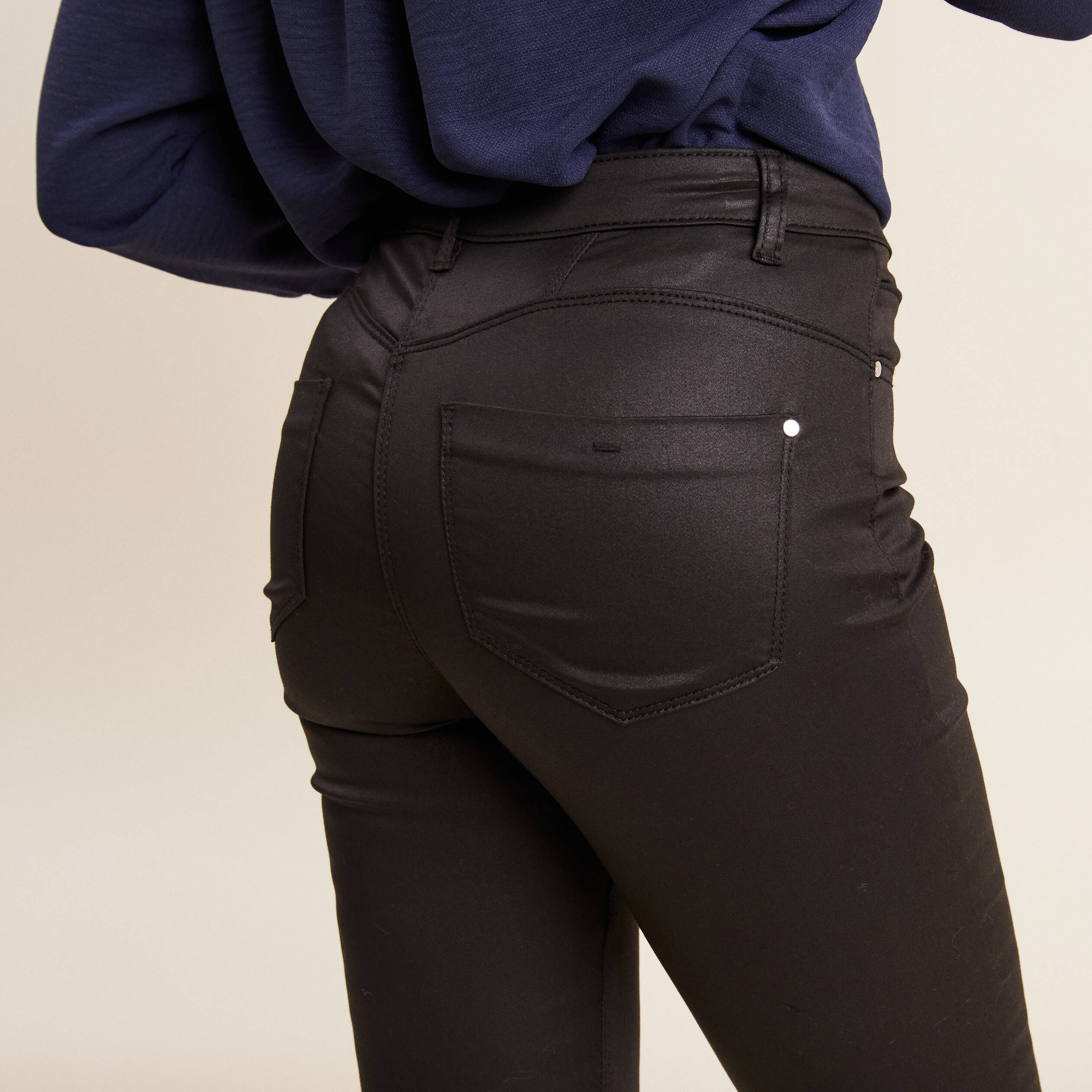 Pantalon ajusté enduit 7/8ème noir femme
