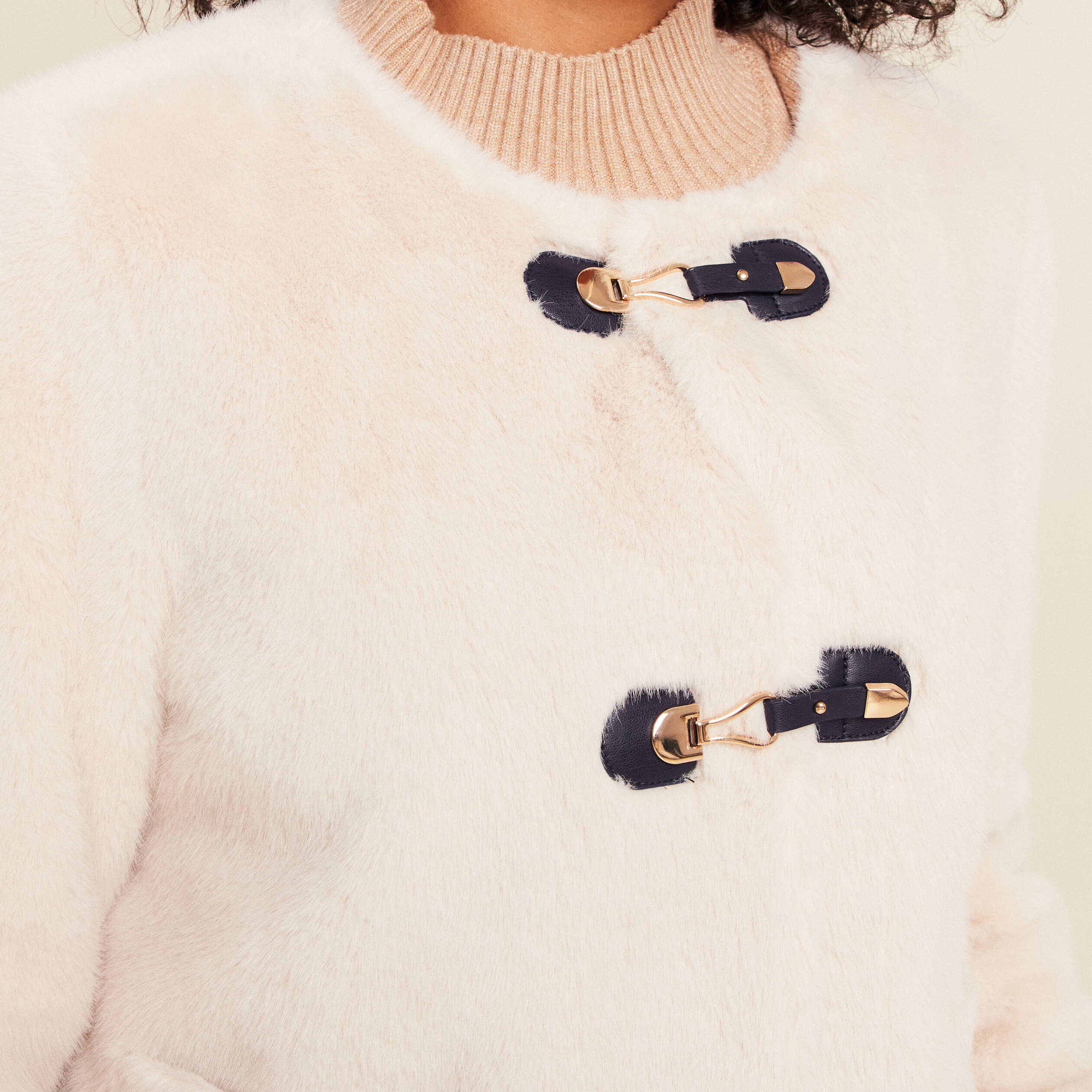 Manteau sans col en fausse fourrure ivoire femme