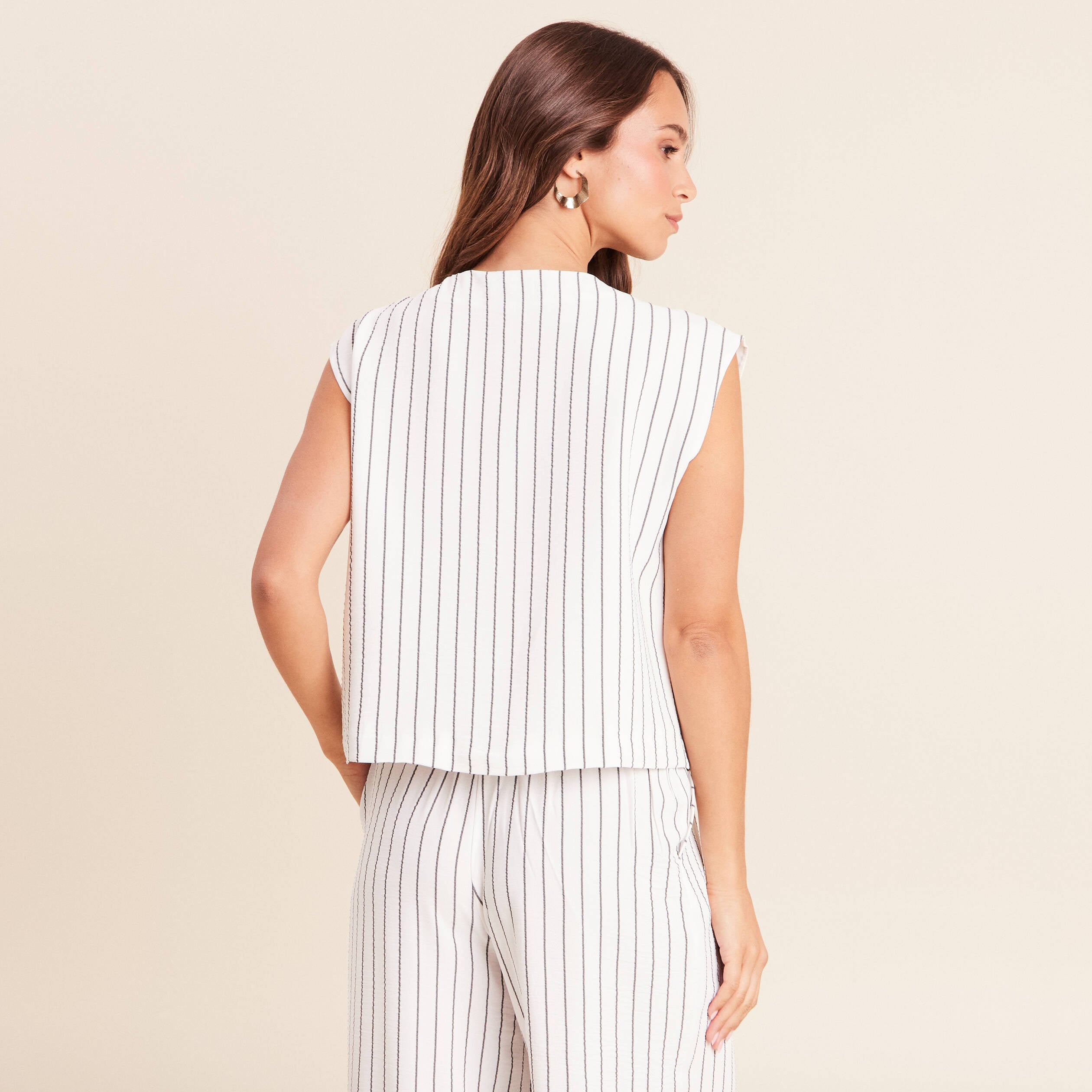 Blouse sans manches col rond doubl&eacute; gris fonc&eacute; femme