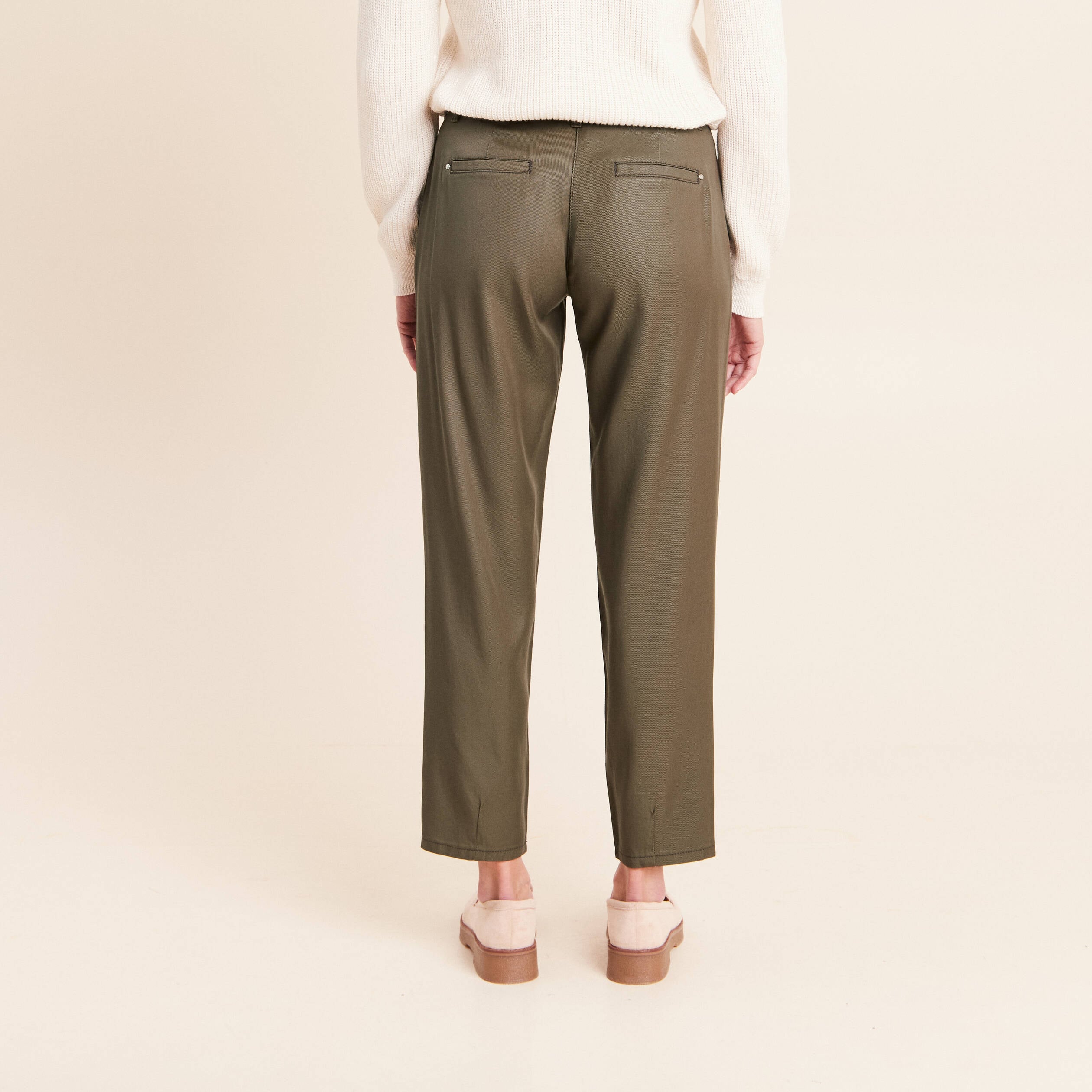 Pantalon coupe chino 7/8&egrave;me effet enduit vert kaki femme