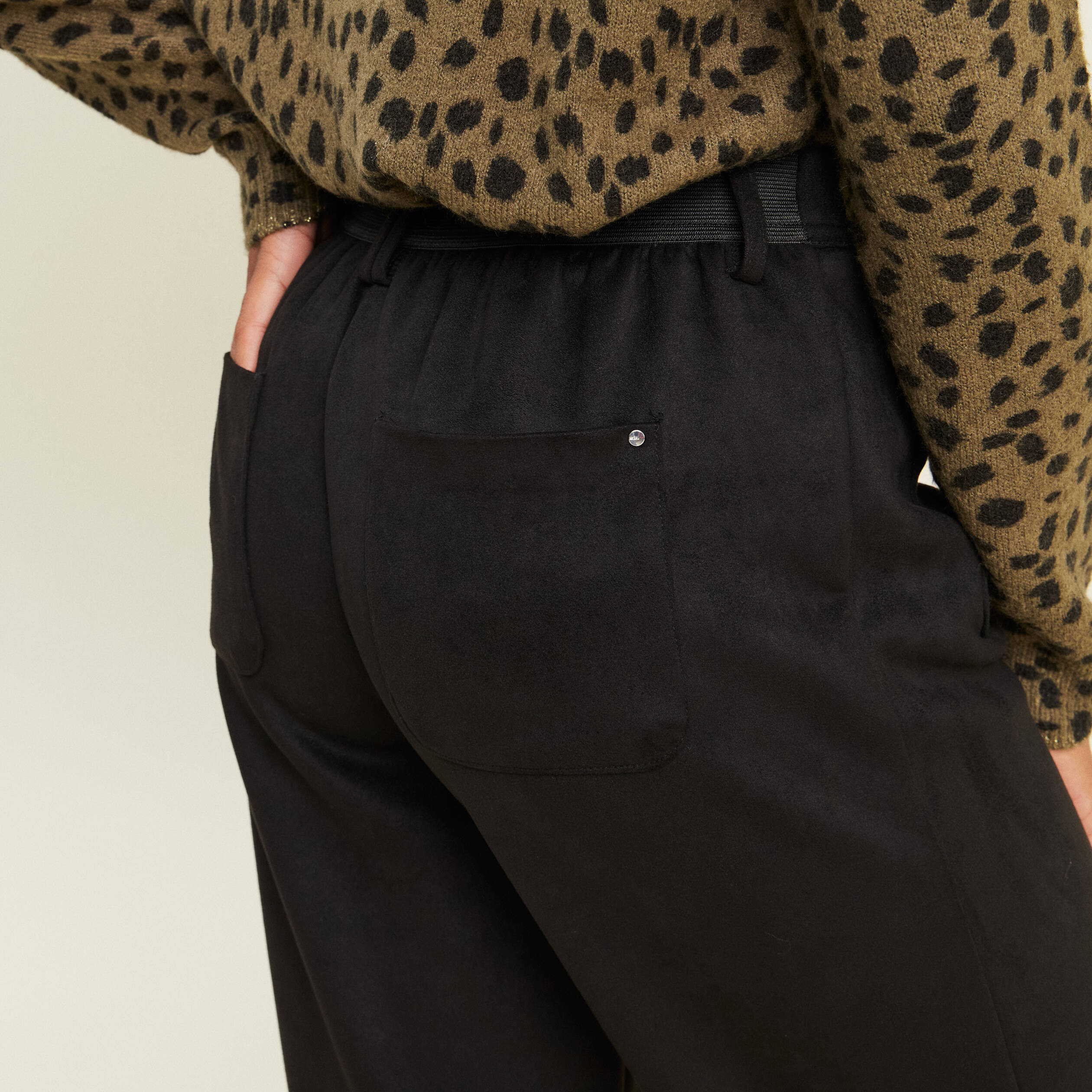 Pantalon aspect daim noir femme
