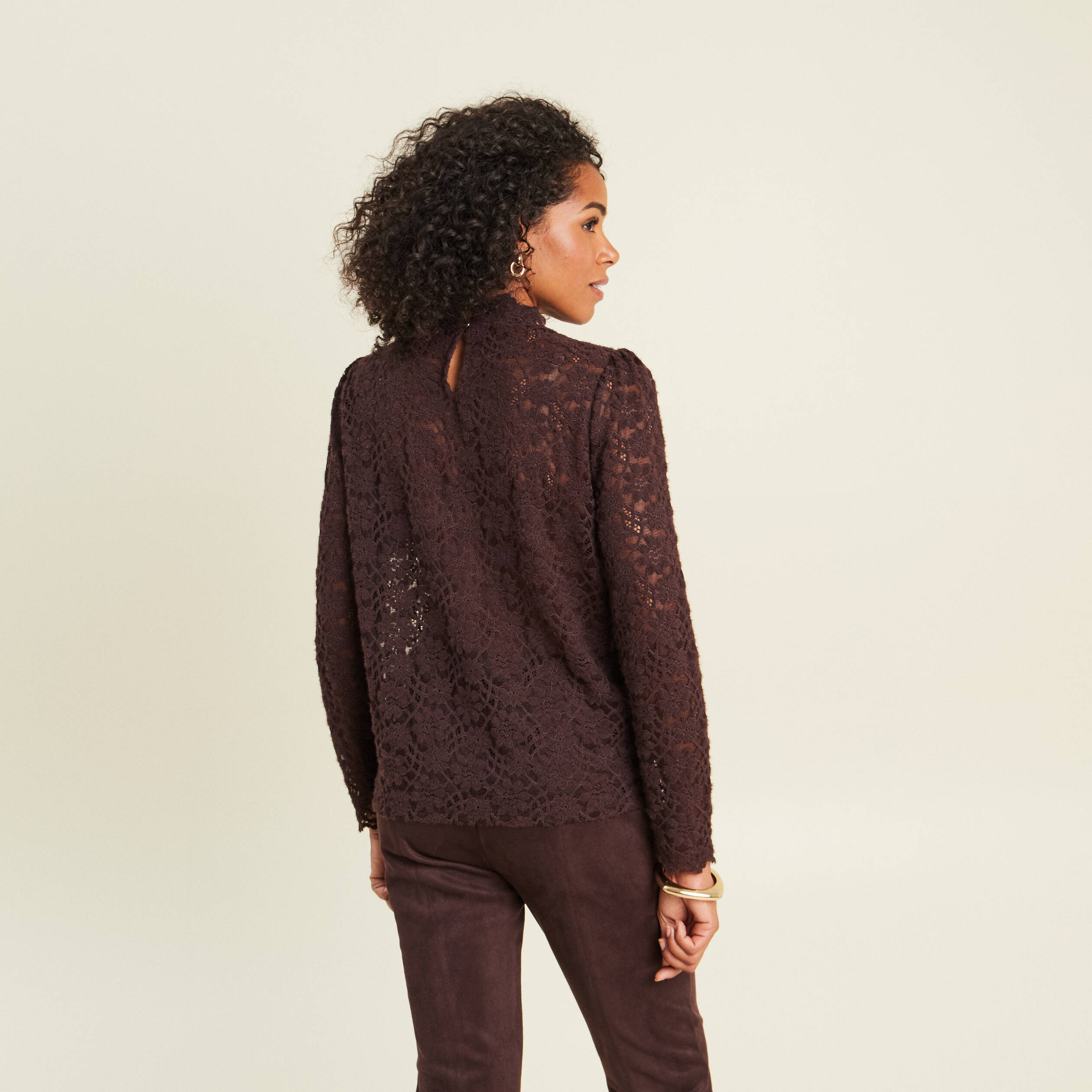 T-shirt cintr&eacute; col montant dentelle marron fonc&eacute; femme