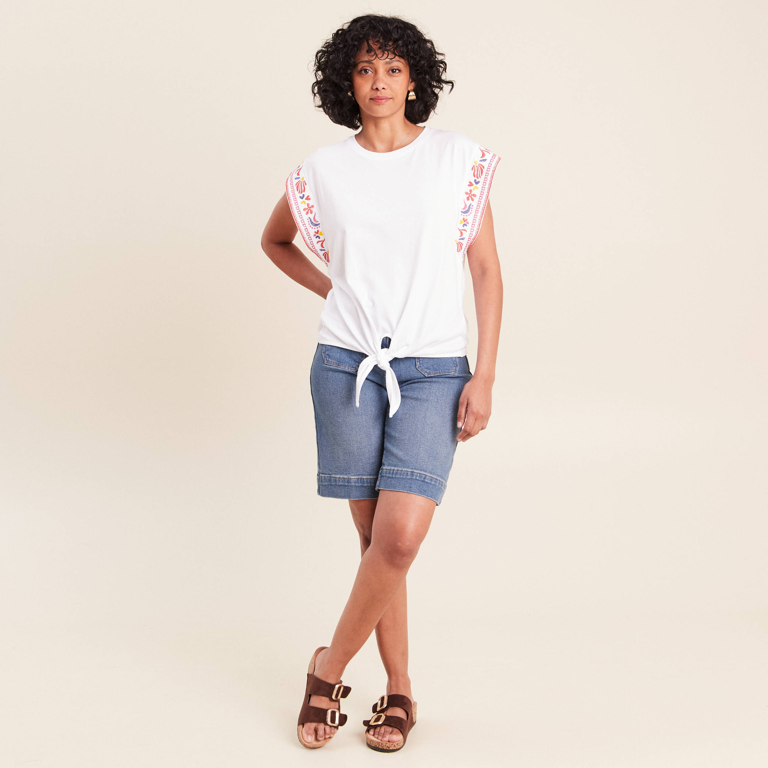 T-shirt broderie bas resserr&eacute; blanc femme