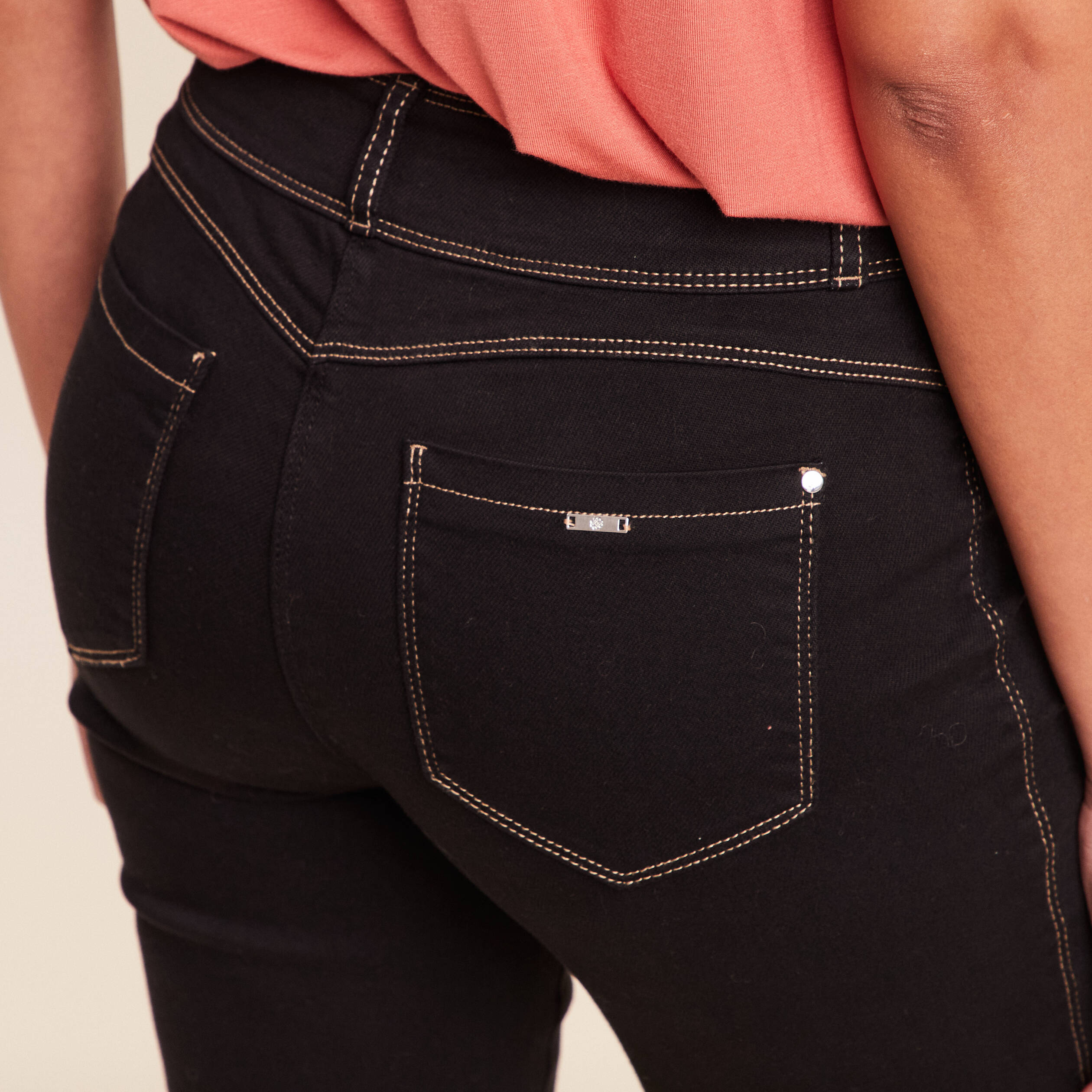 Jean ajust&eacute; taille haute longue noir femme