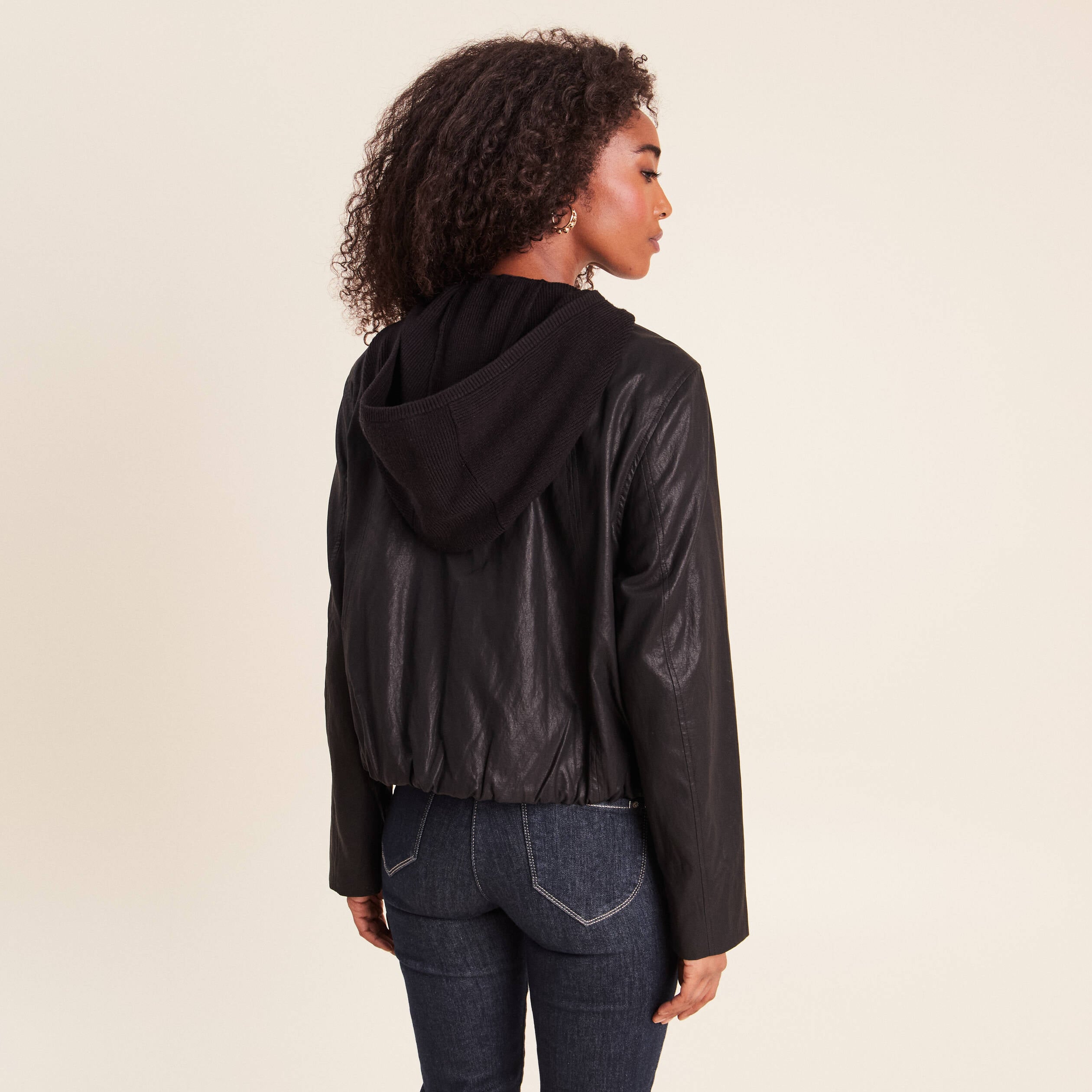 Blouson capuche bas resserr&eacute; similicuir noir femme
