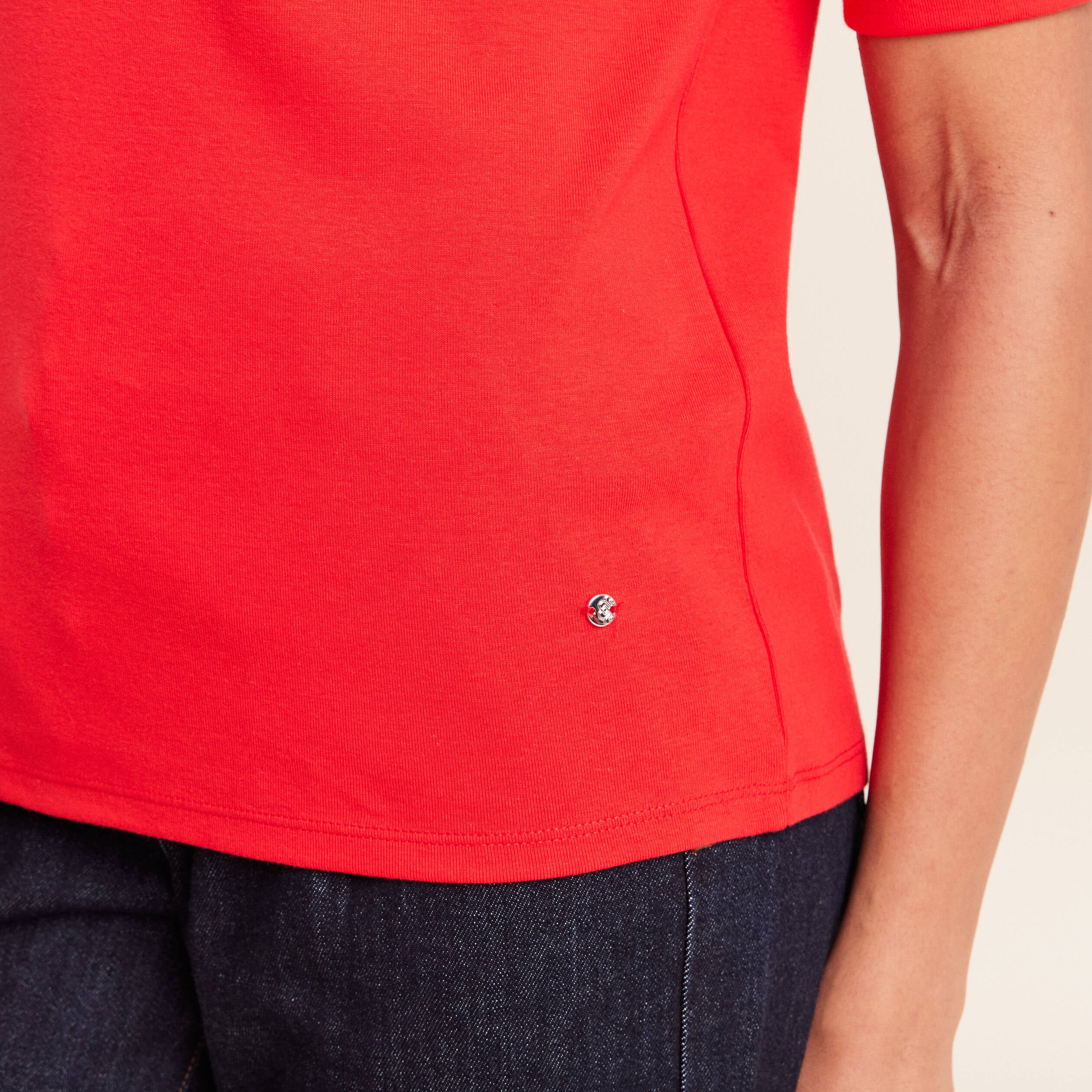 T-shirt ajust&eacute; col rond manches coudes rouge fluo femme