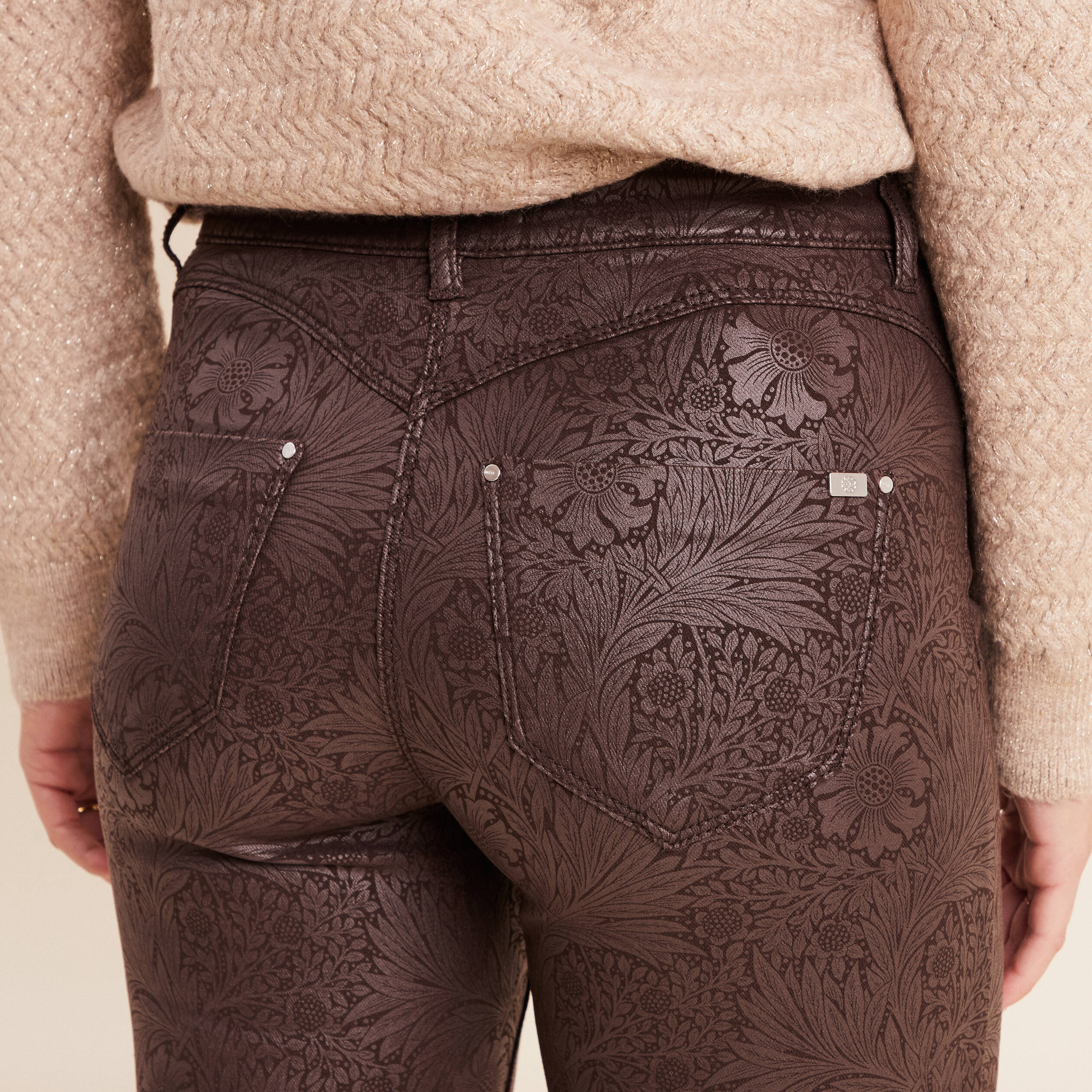 Pantalon coupe ajust&eacute;e enduit marron femme
