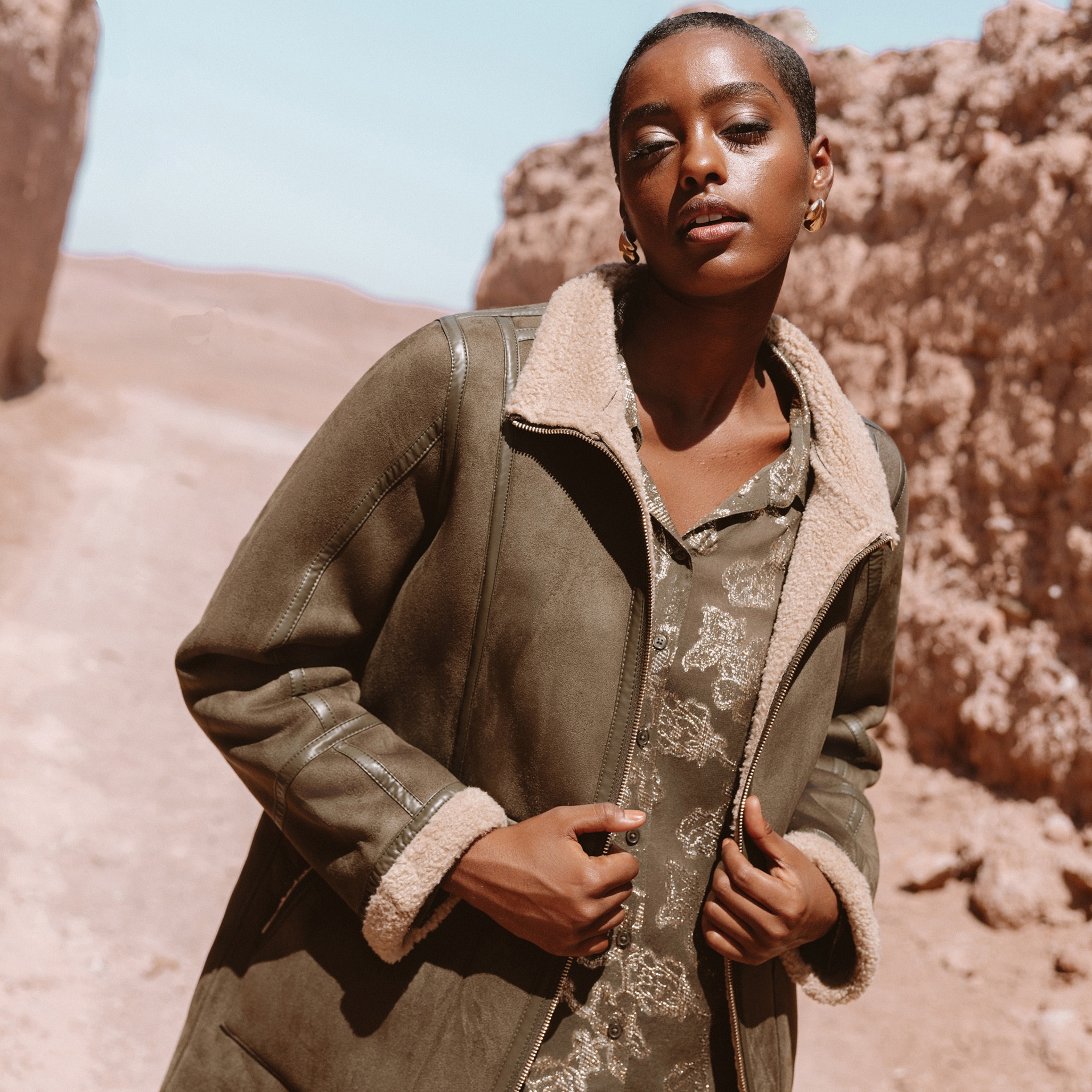 Manteau cintr&eacute; mi-long vert kaki femme