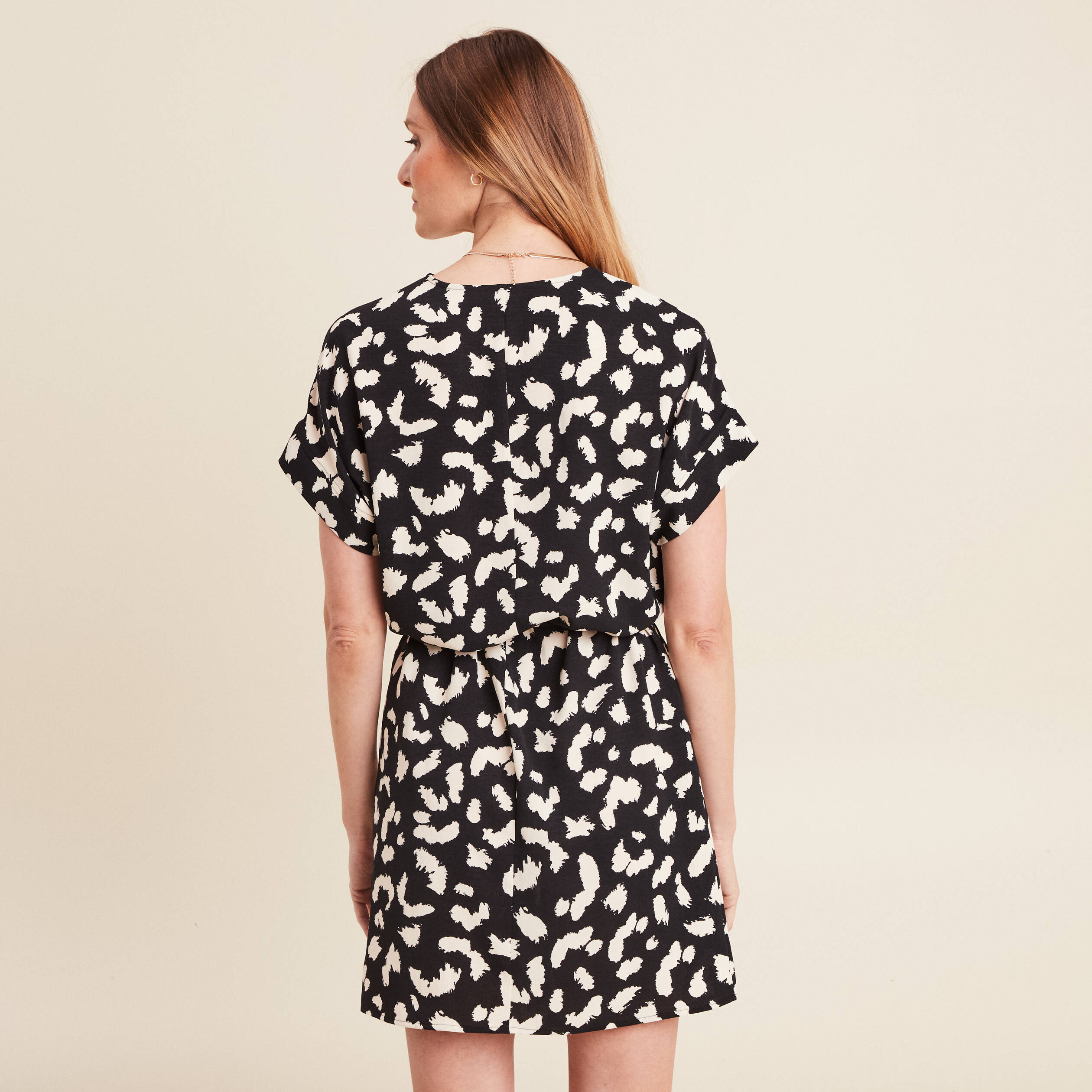 Robe droite courte col V manches courtes noir femme