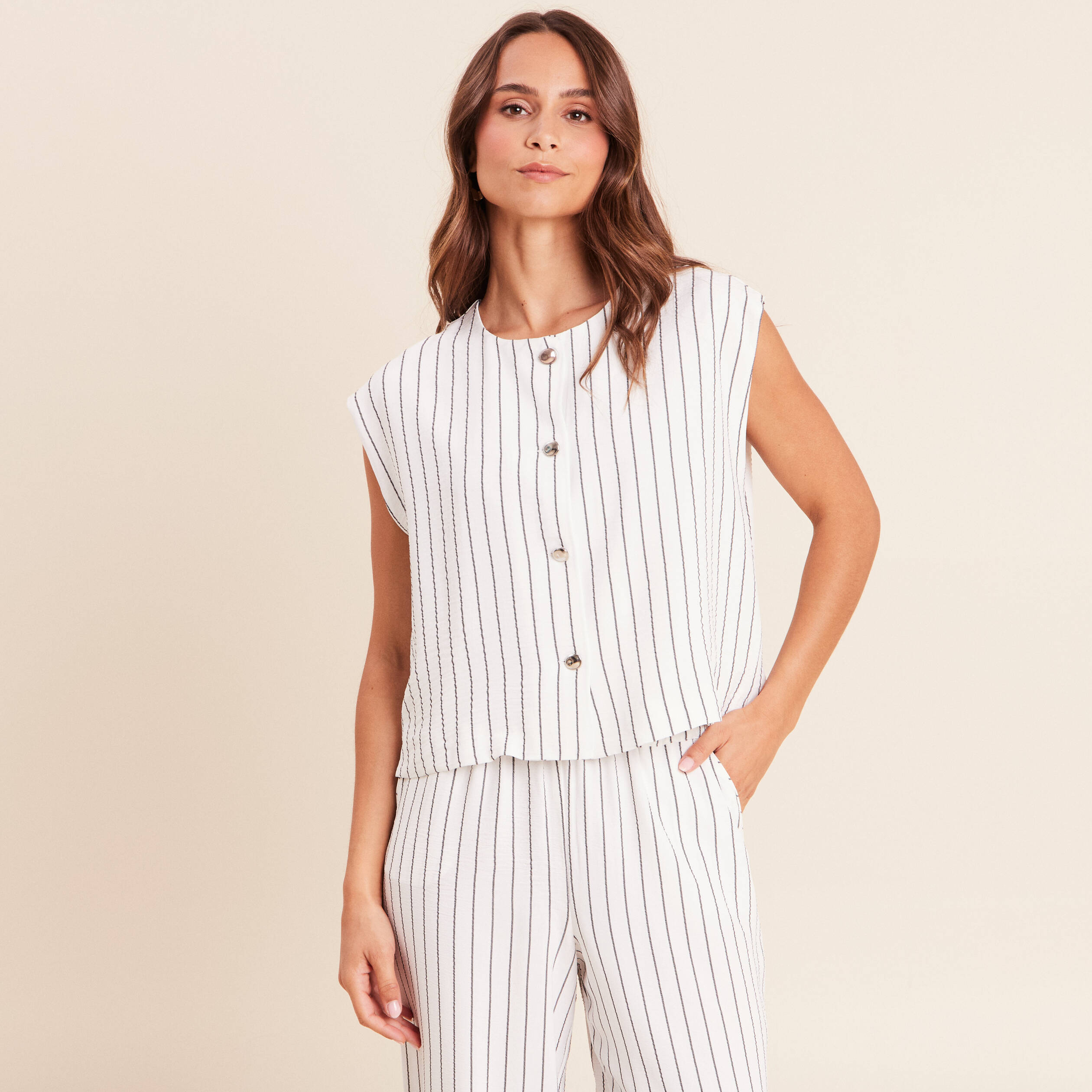 Blouse sans manches col rond doubl&eacute; gris fonc&eacute; femme