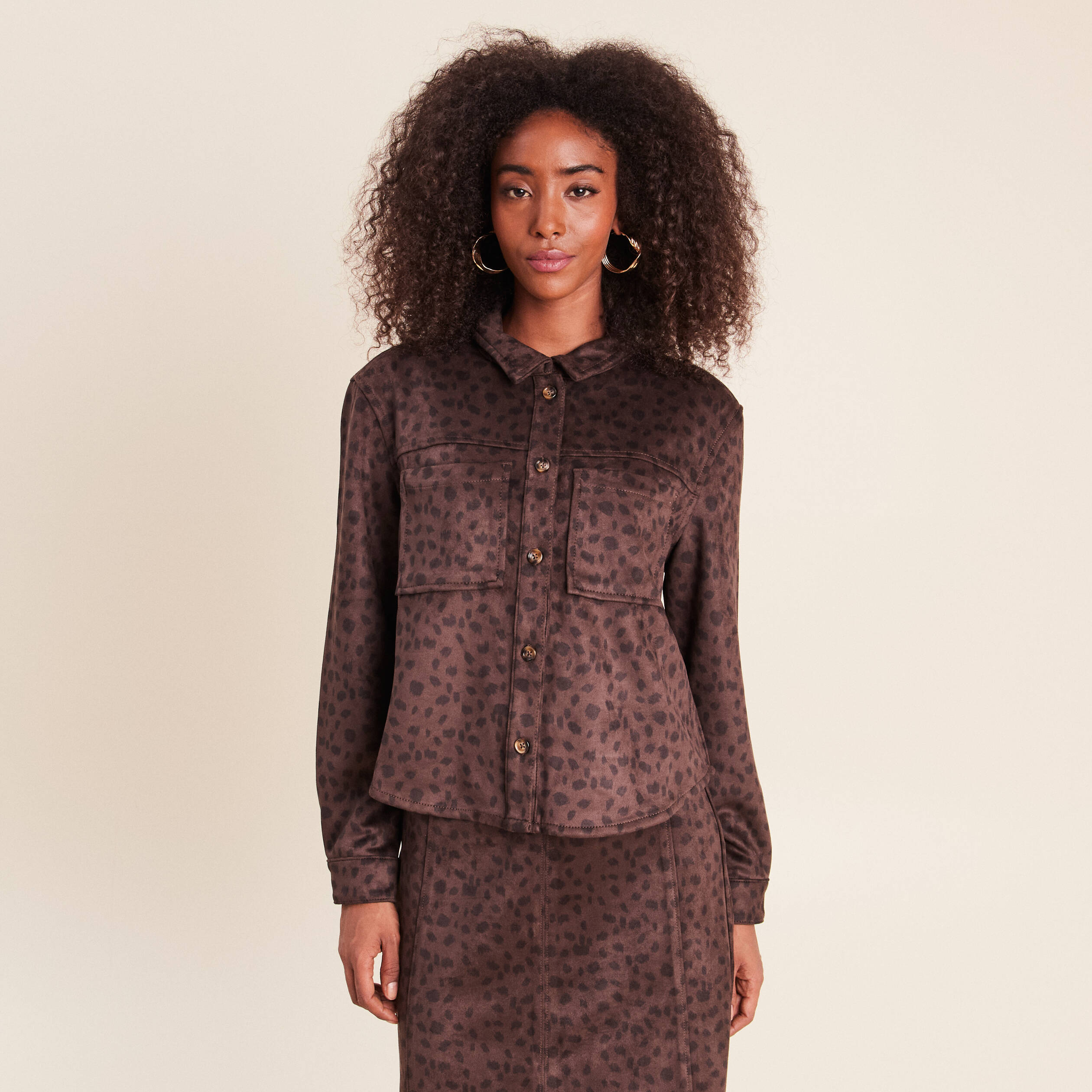 Chemise droite manches longues marron fonc&eacute; femme