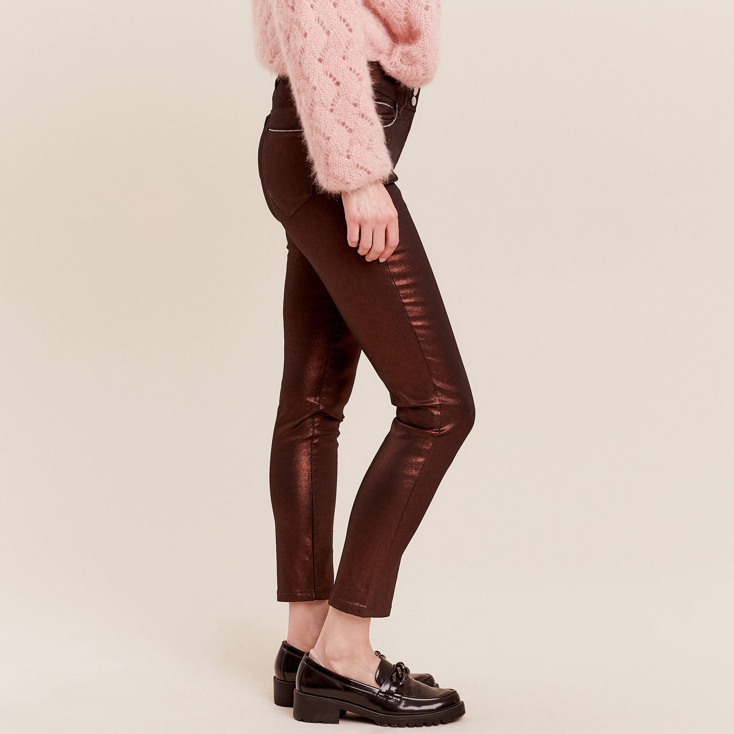 Pantalon ajusté aspect irisé marron foncé femme