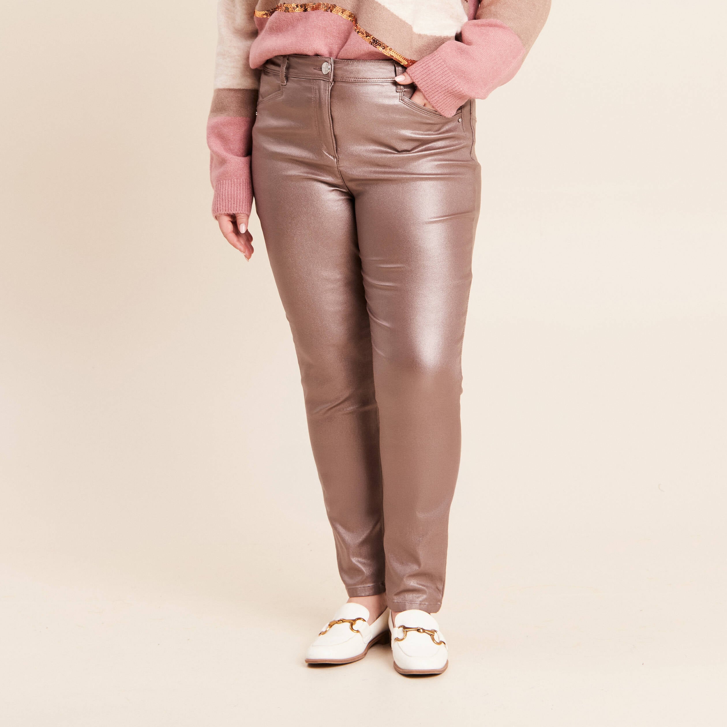 Pantalon iris&eacute; en similicuir marron fonc&eacute; femme