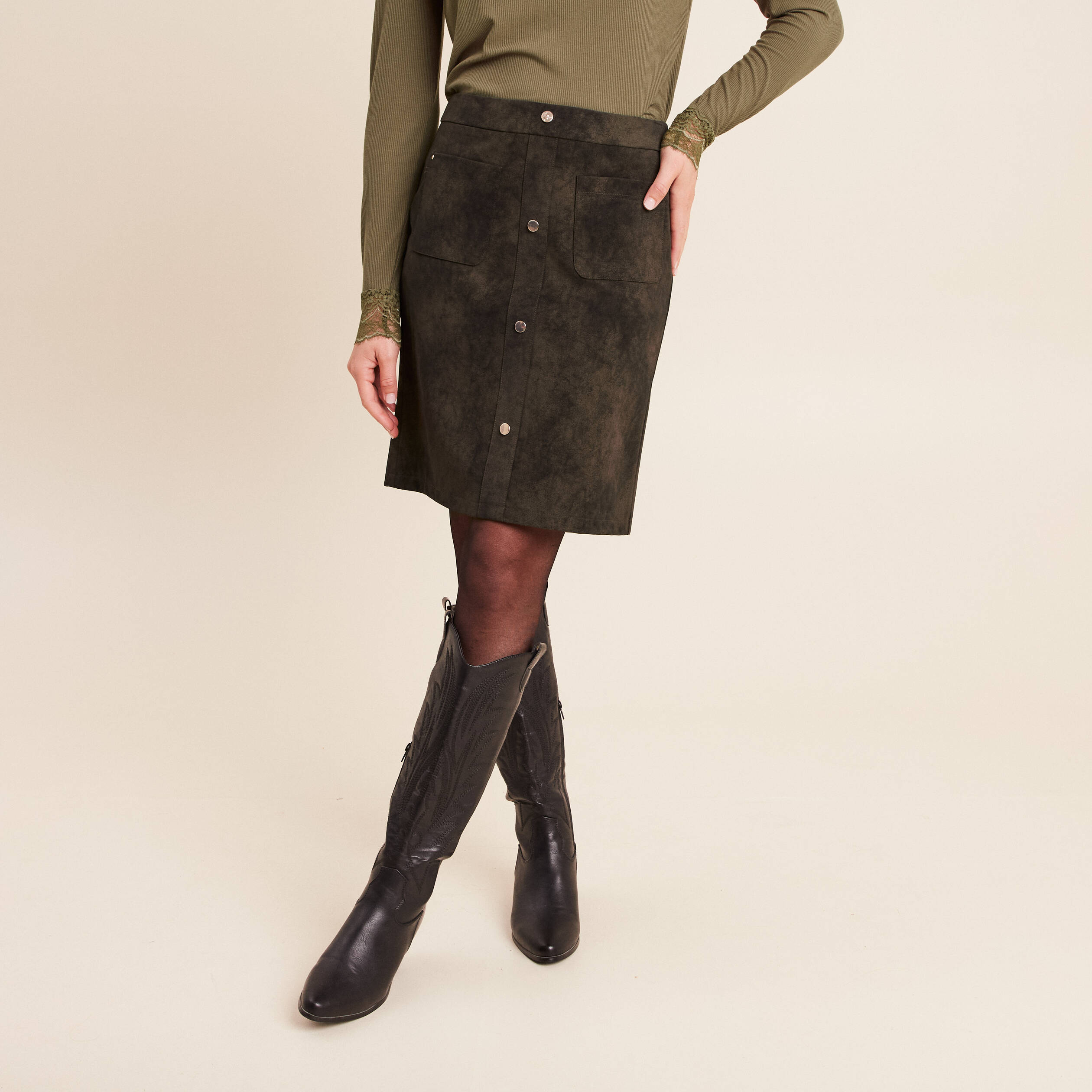 Jupe droite courte en similicuir vert kaki femme