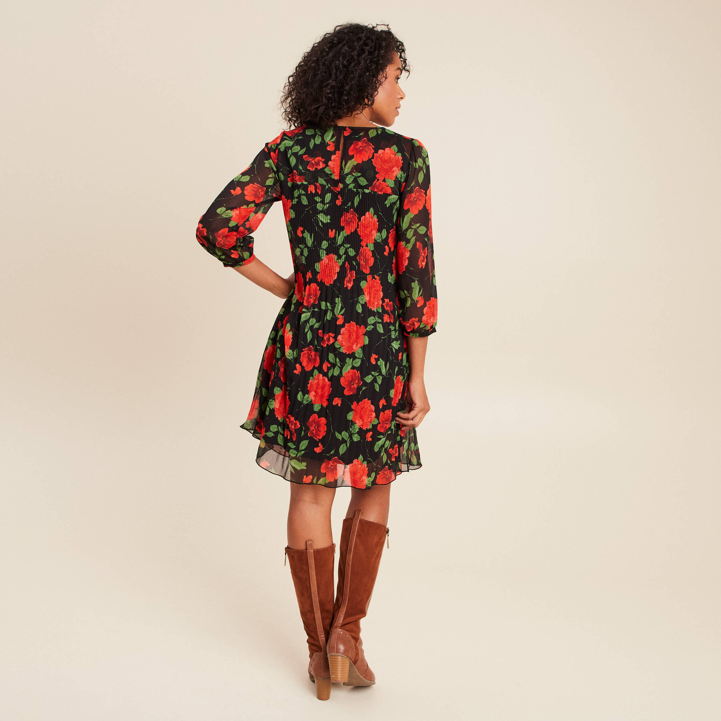 Robe courte &eacute;vas&eacute;e pliss&eacute;e manches 3/4 rouge femme