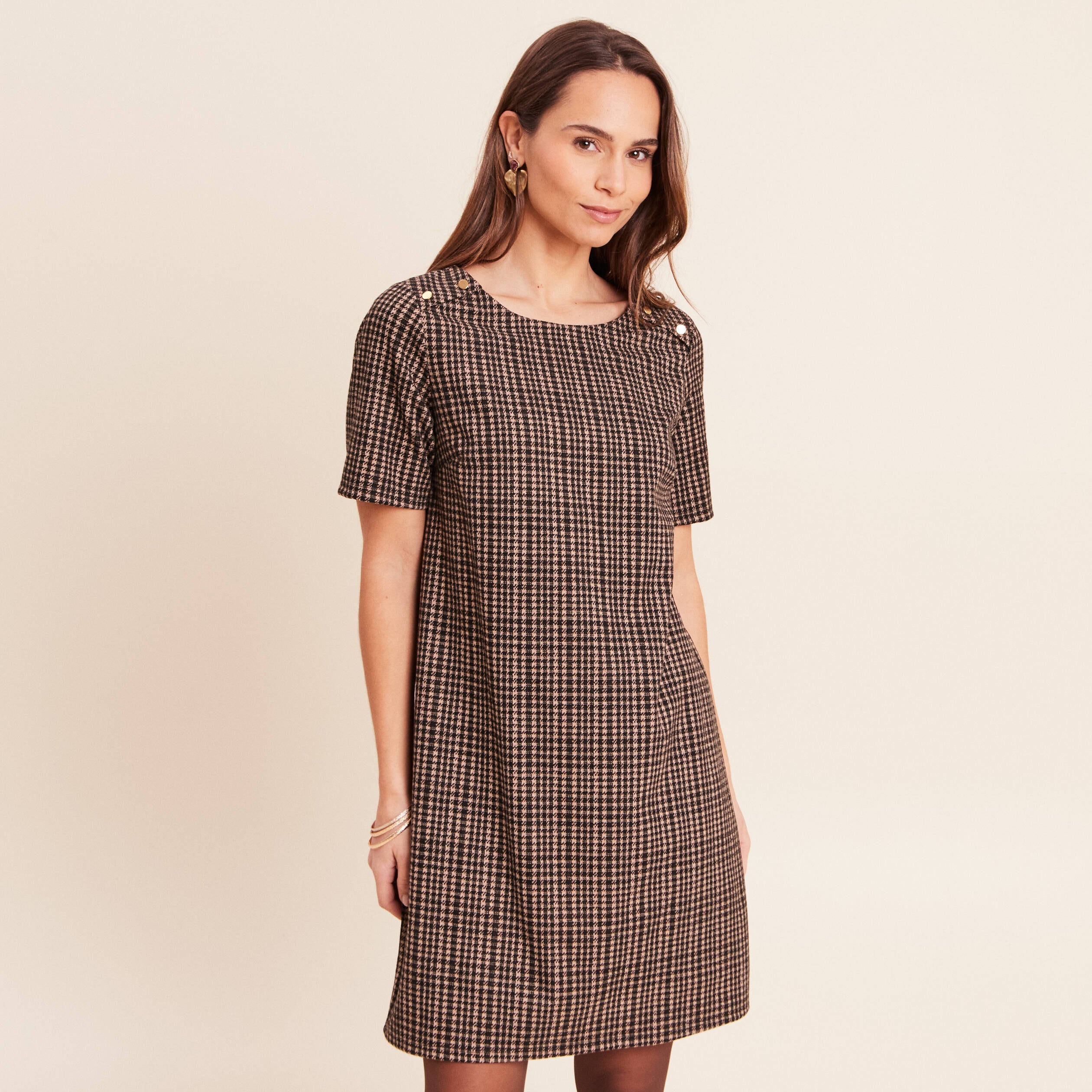 Robe droite courte en maille col rond noir femme