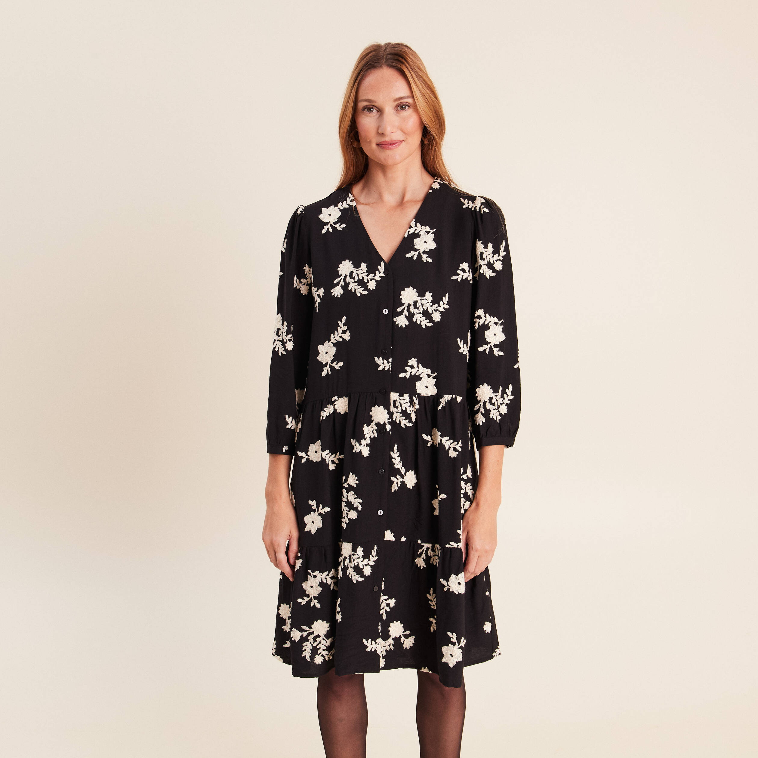 Robe courte &eacute;vas&eacute;e col v manches 3/4 noir femme
