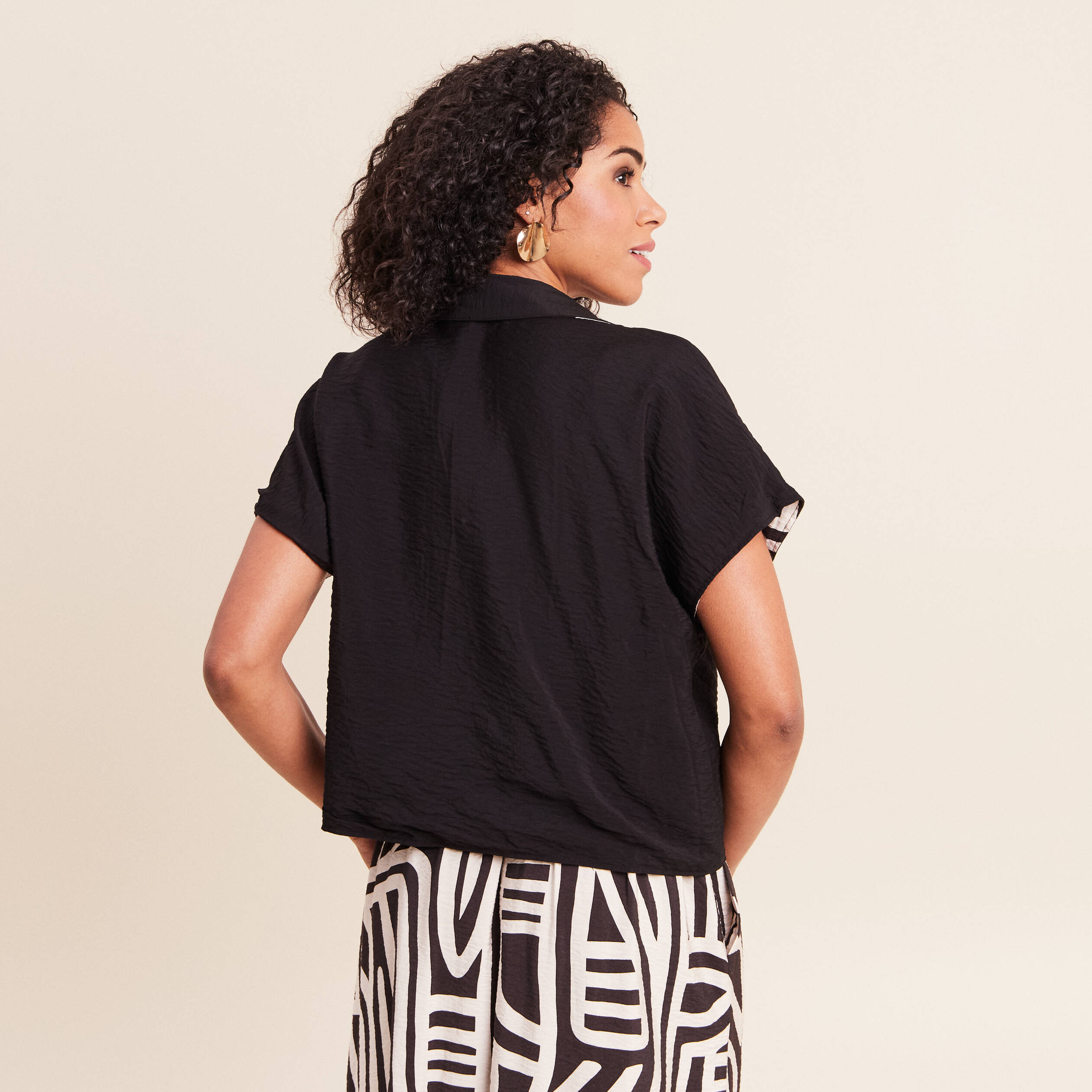 Chemise r&eacute;versible ample manches courtes noir femme