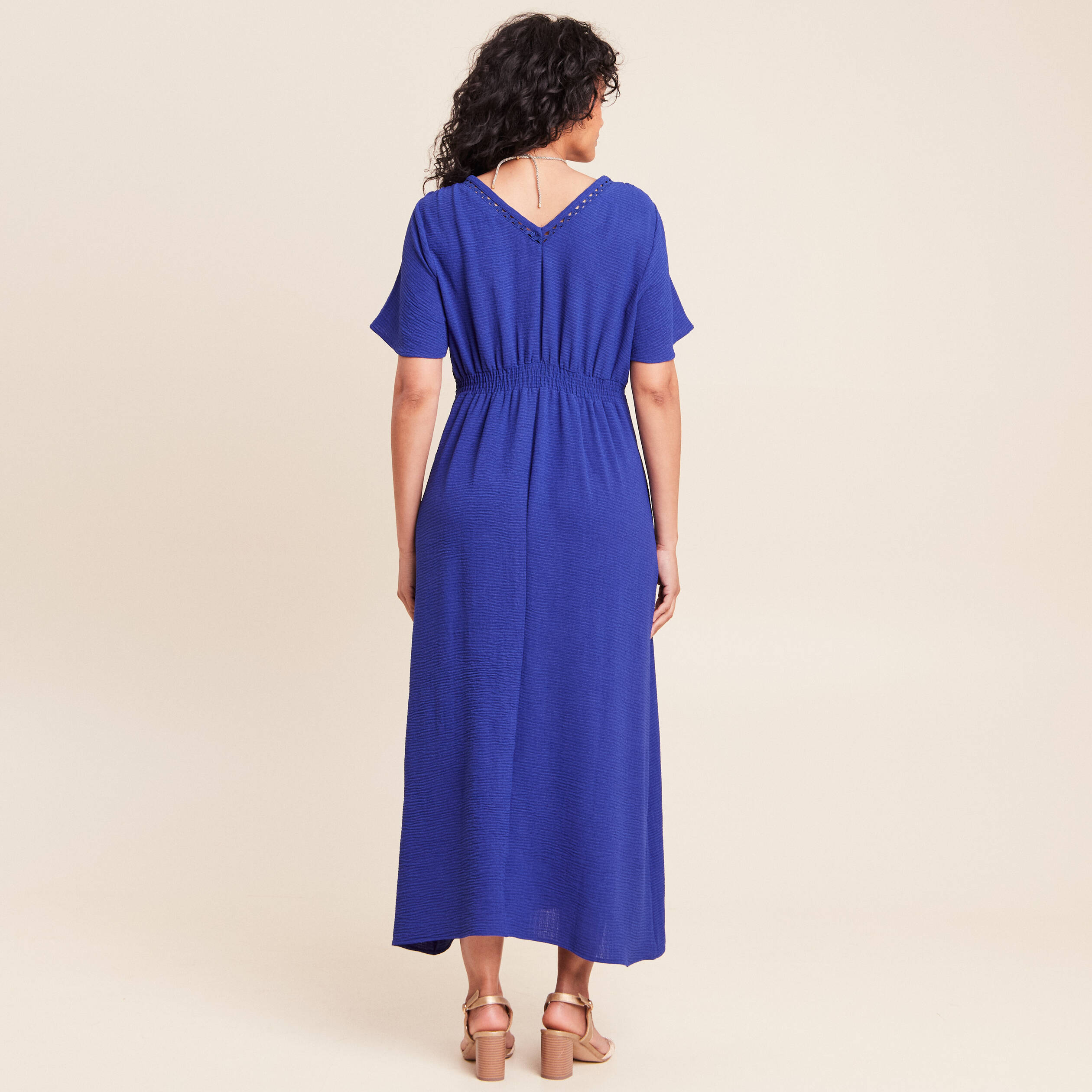 Robe longue &eacute;vas&eacute;e col v manches coudes bleu fonc&eacute; femme