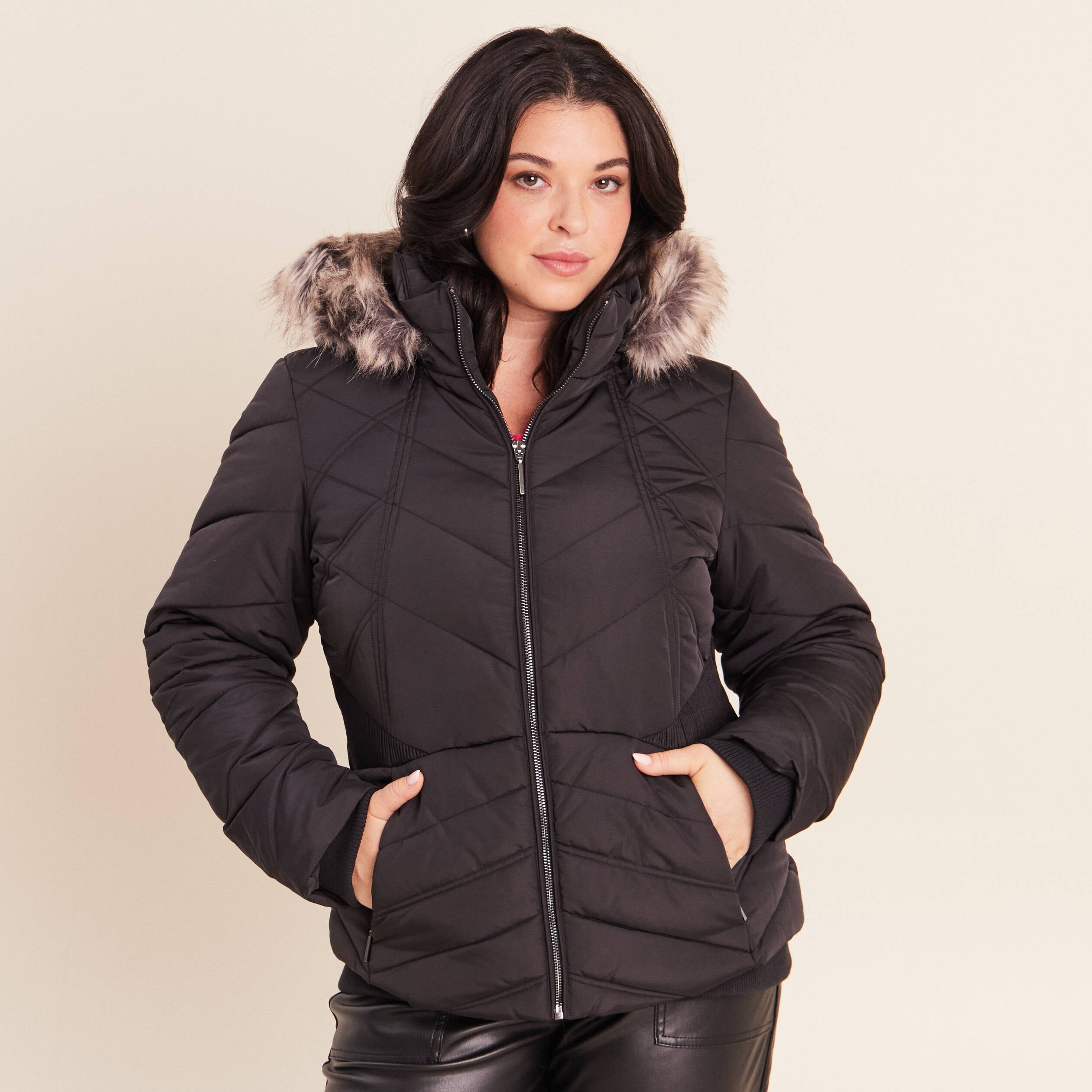 Doudoune cintr&eacute;e capuche manches longues noir femme