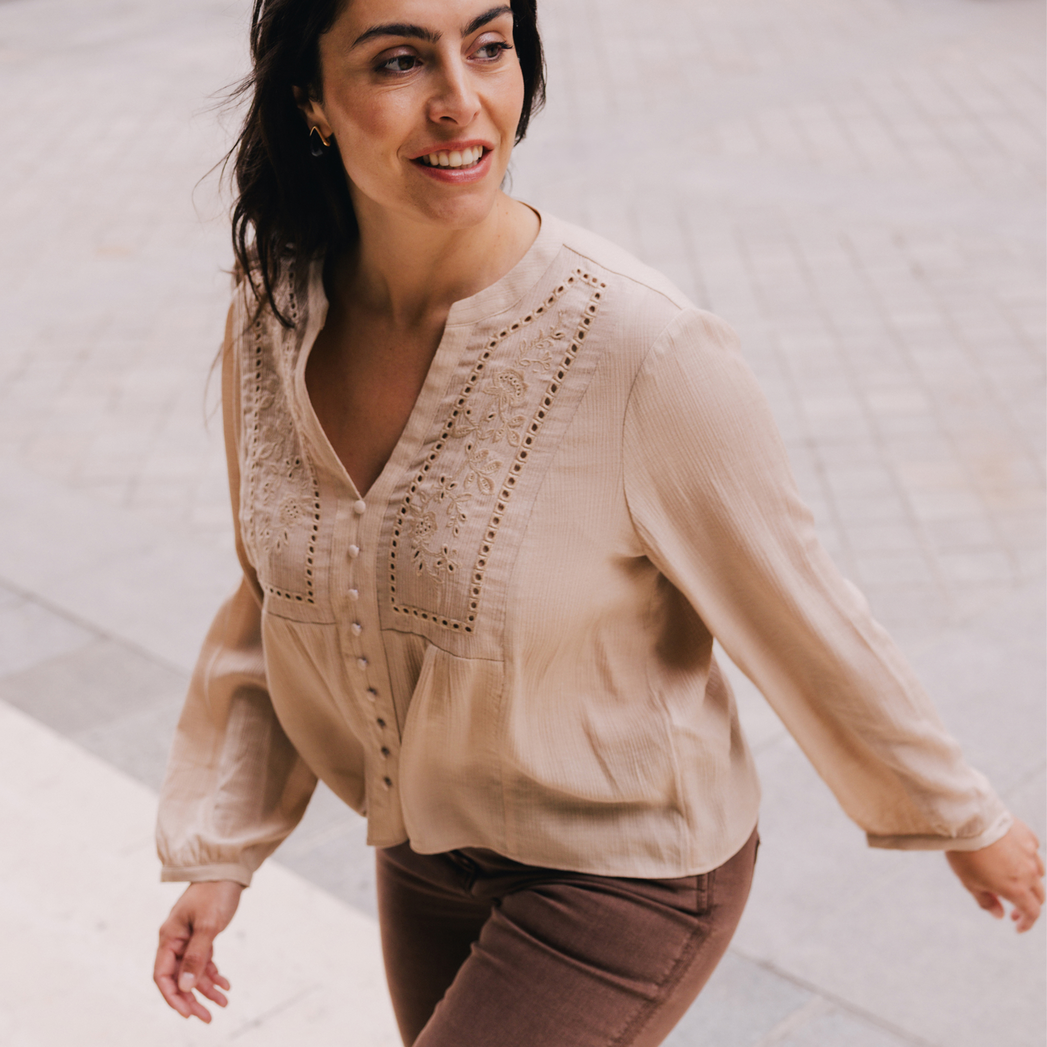 Chemise ample courte avec broderie sable femme