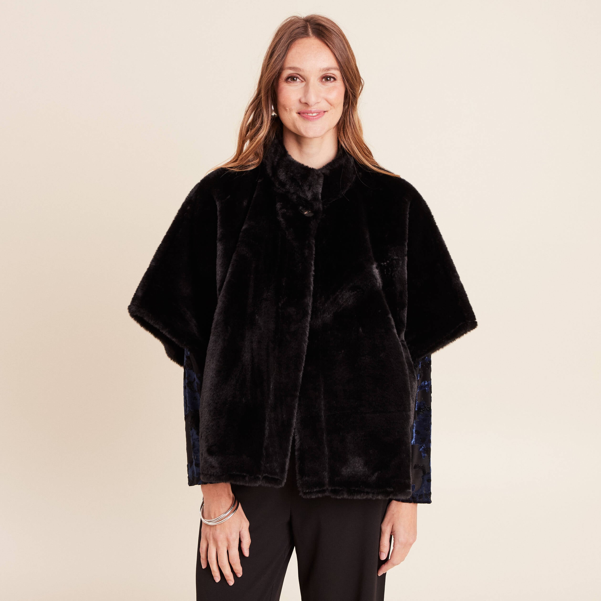 Poncho cape fausse fourrure noir femme