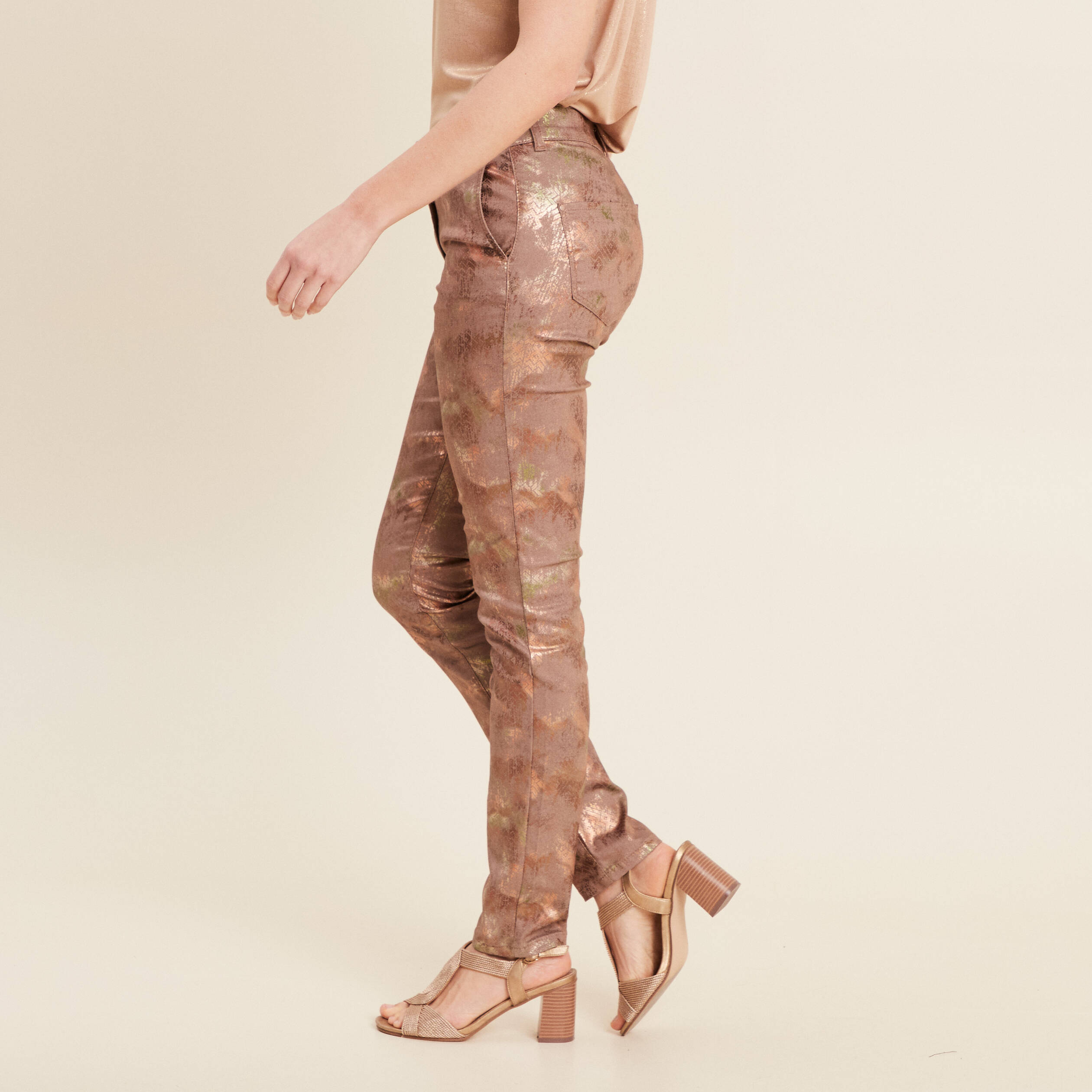 Pantalon ajust&eacute; marron femme