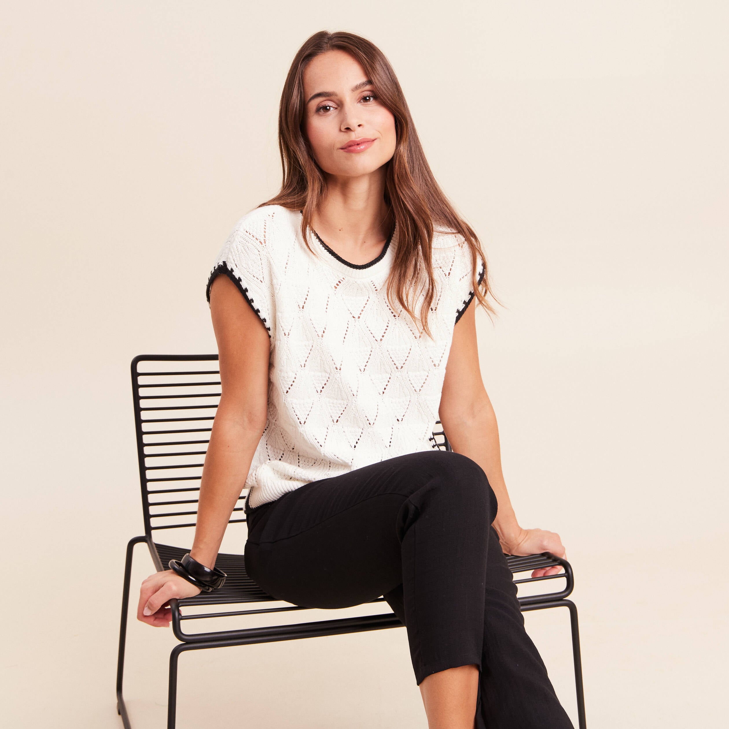 Pull ajour&eacute; sans manches col rond ecru femme