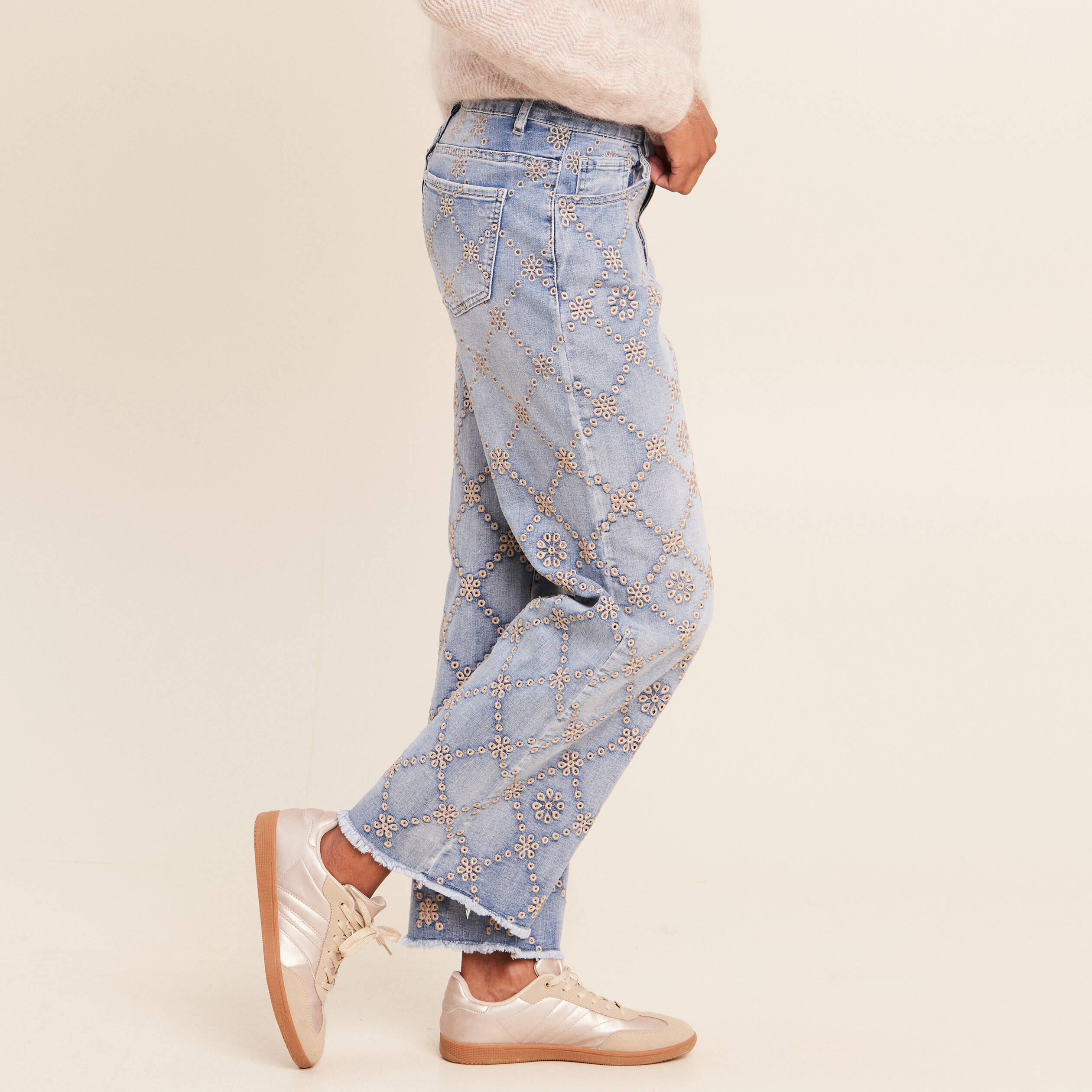 Jean taille haute avec broderie blanc femme