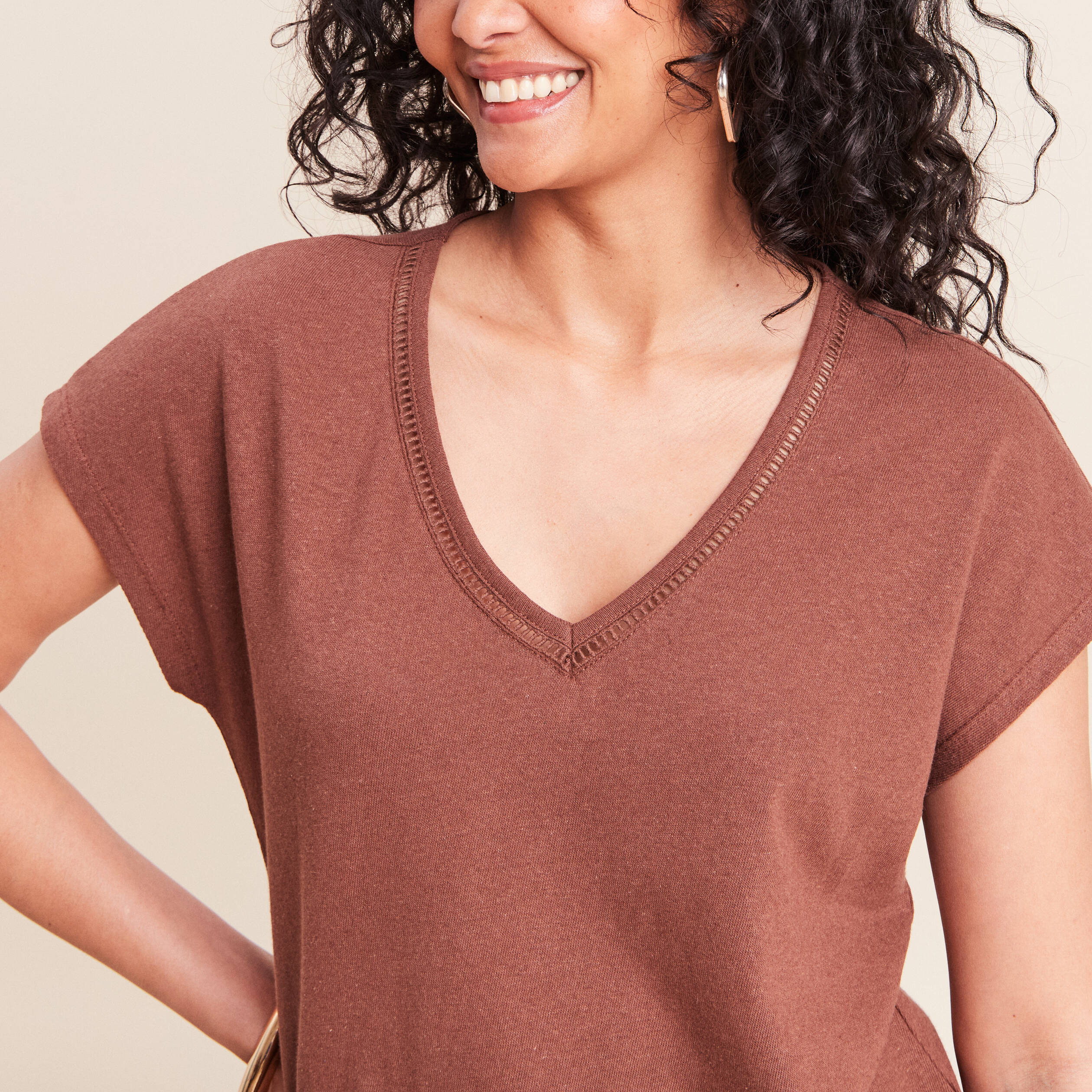 T-shirt col v manches courtes aspect lin marron fonc&eacute; femme